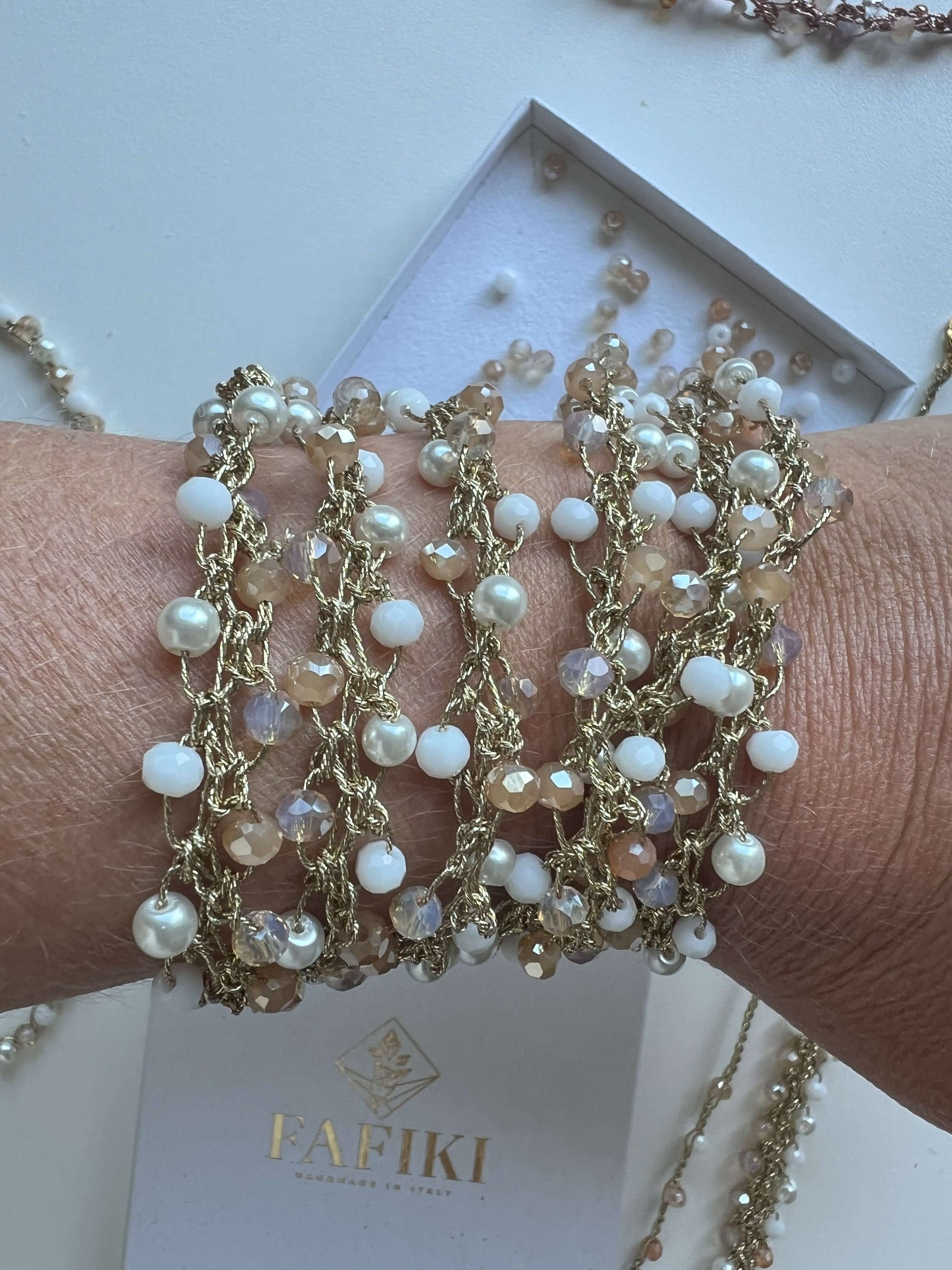 Eleganza boho in oro e cristalli bianchi: collana fatta a mano, da portare lunga, doppia o al polso. Libertà e luce sempre con te