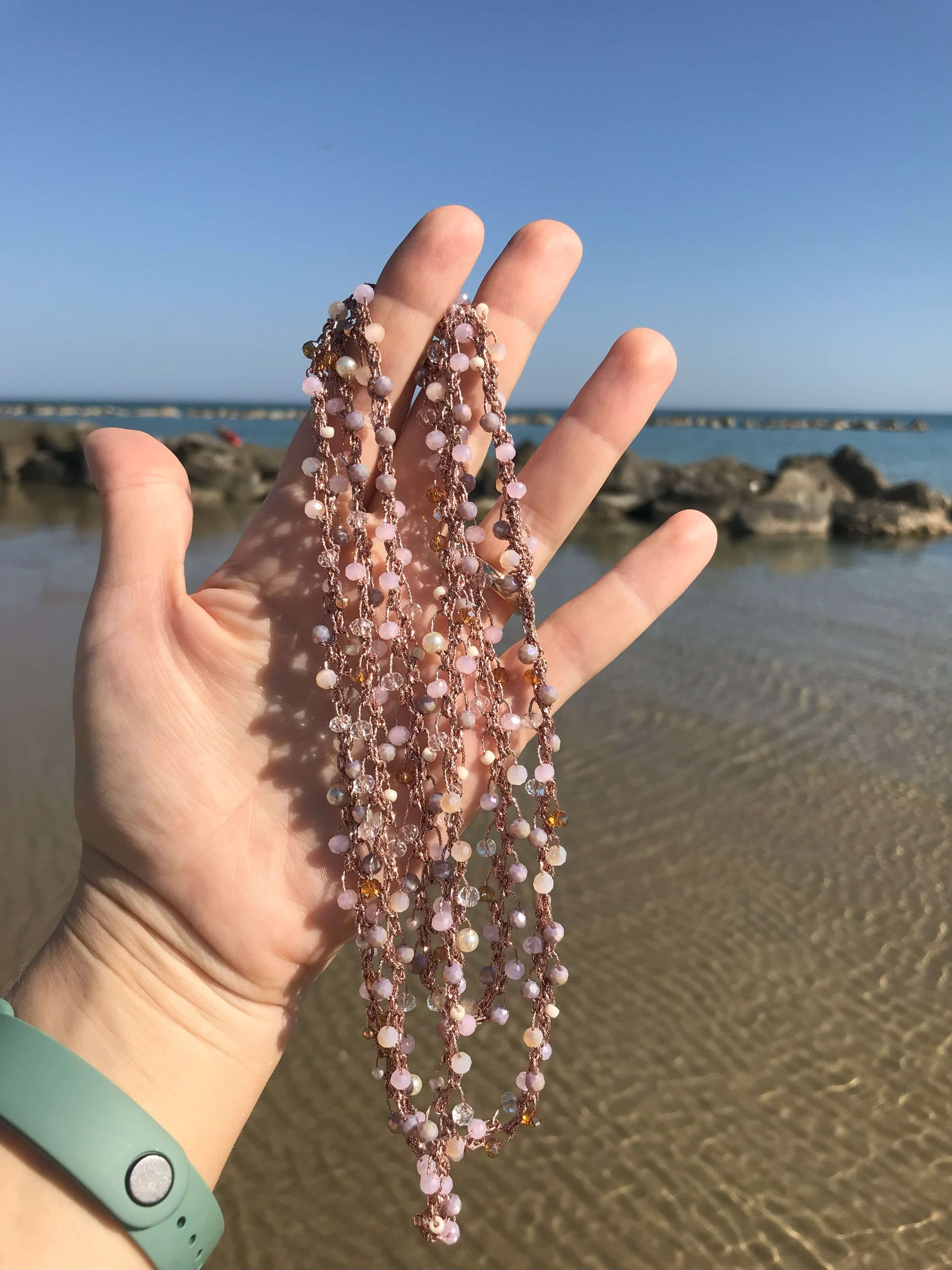 Collana boho oro rosa fatta a mano con cristalli: indossala lunga, doppia o come bracciale. Un gioiello versatile che esprime libertà.