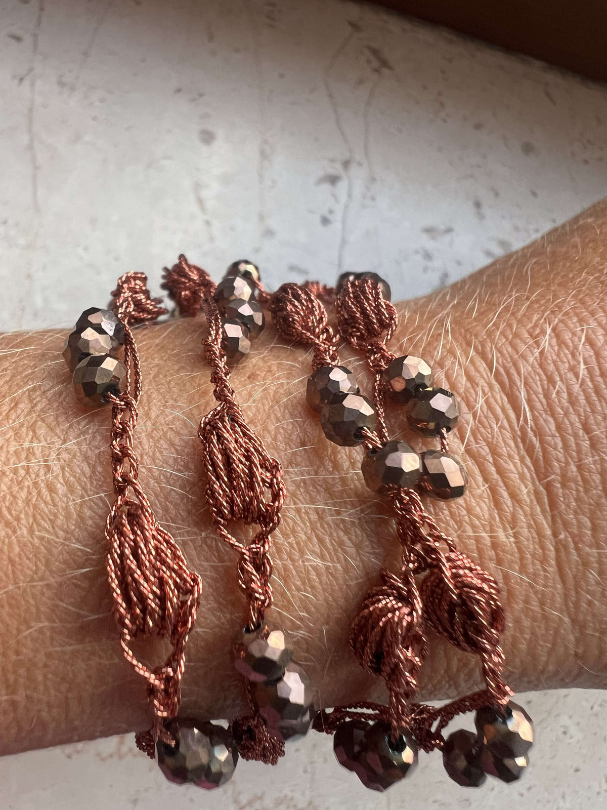 Collana marrone con riflessi bronzo e dorati, senza metallo. Morbida, versatile e piacevole da indossare.