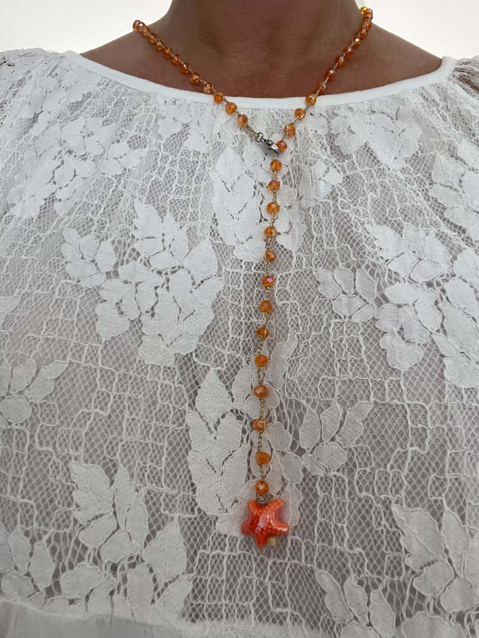 Collana boho arancione con stella in ceramica e cristalli. Porta energia e calore al tuo stile, anche come bracciale.