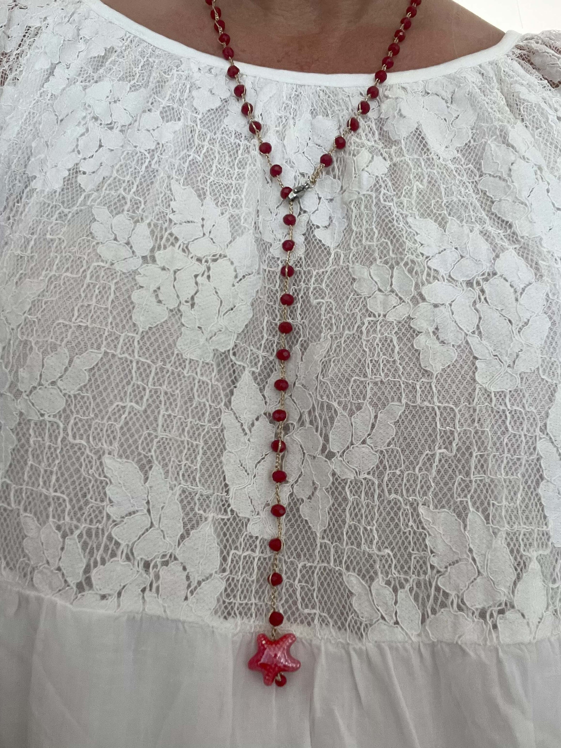 Collana boho rossa con stella in ceramica e cristalli. Accessorio multiuso per dare energia e passione a ogni outfit.