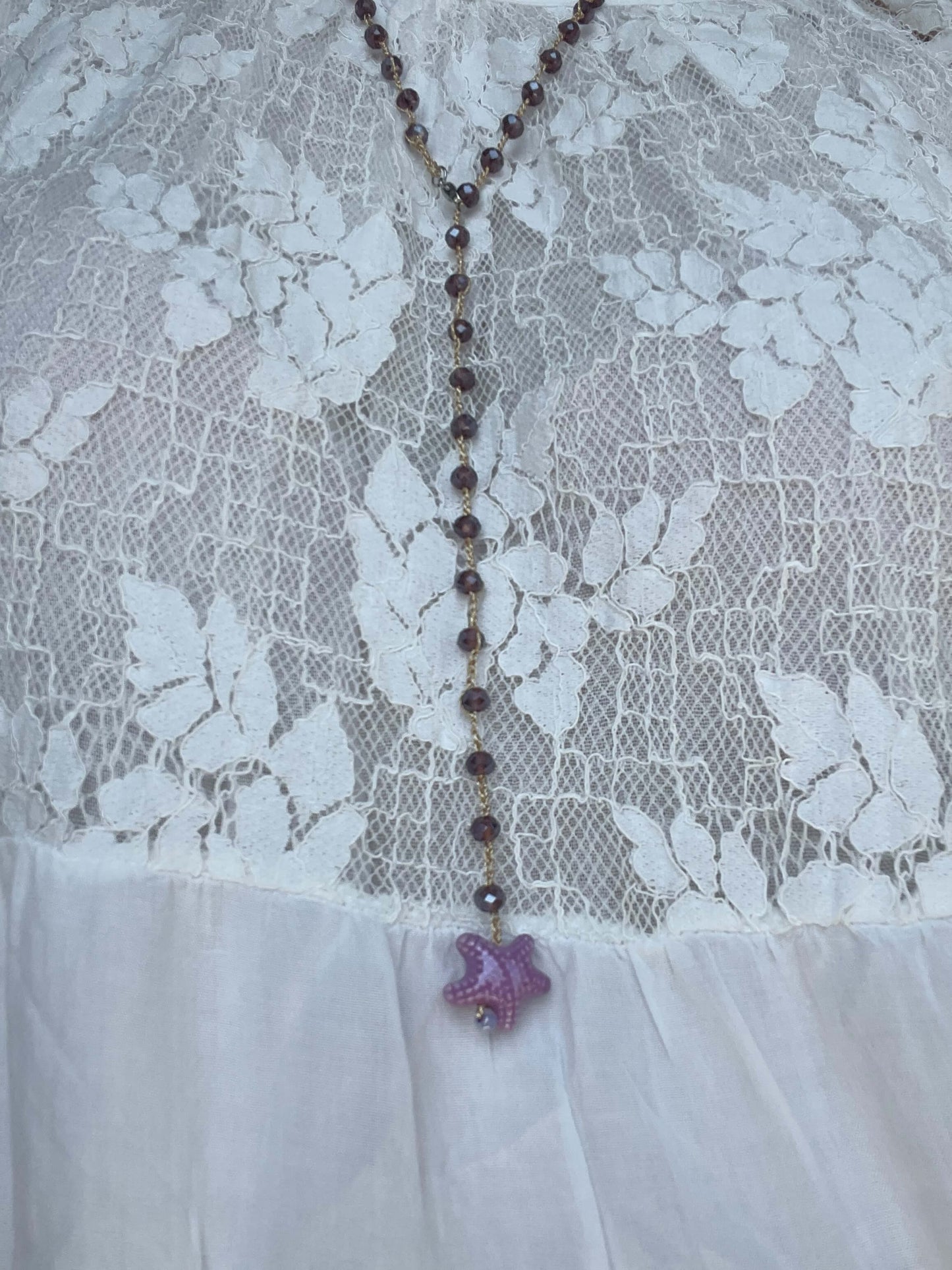 Collana boho viola con stella in ceramica e cristalli. Un tocco mistico e versatile, anche al polso.