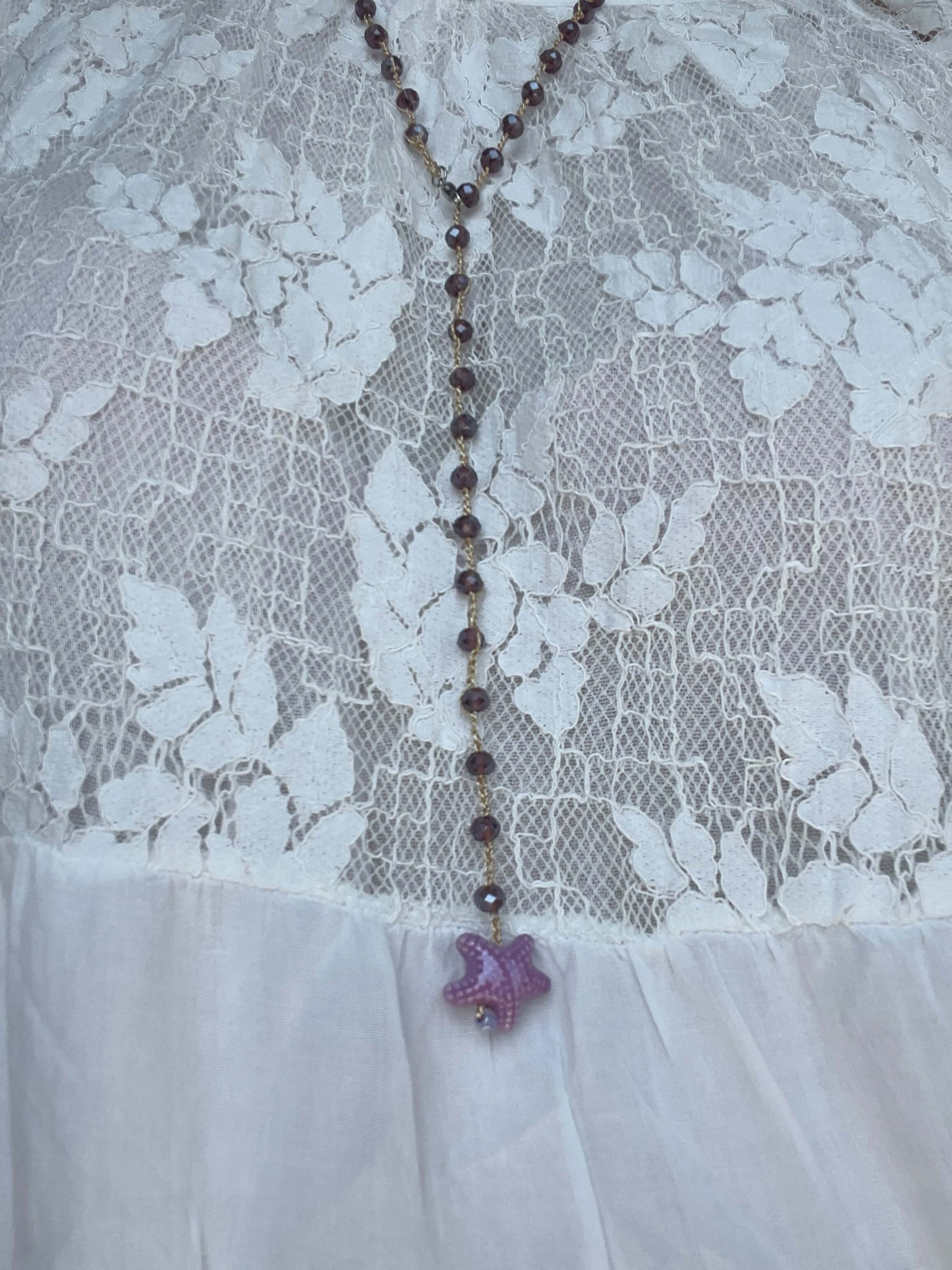 Collana boho viola con stella in ceramica e cristalli. Un tocco mistico e versatile, anche al polso.
