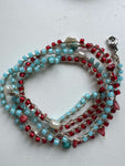 Gioielli etnici collana perline intrecciate rosse azzurre. Bracciale boho spirale handcraft. Accessori naturali stile coastal trendy moderno