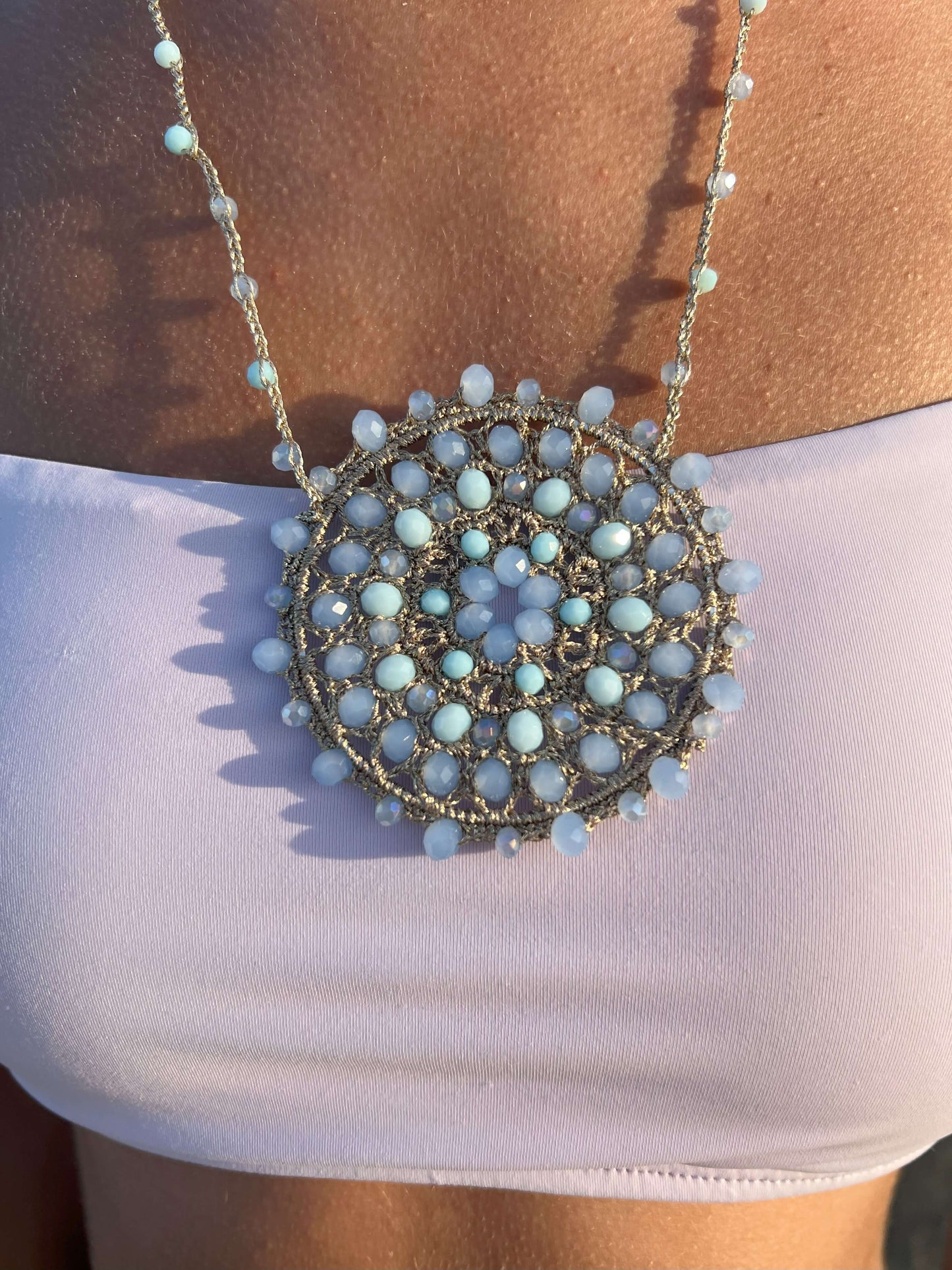 Un tocco di eleganza bohemian: collana lunga con ciondolo mandala crochet e perline. Handmade, autentica e piena di luce