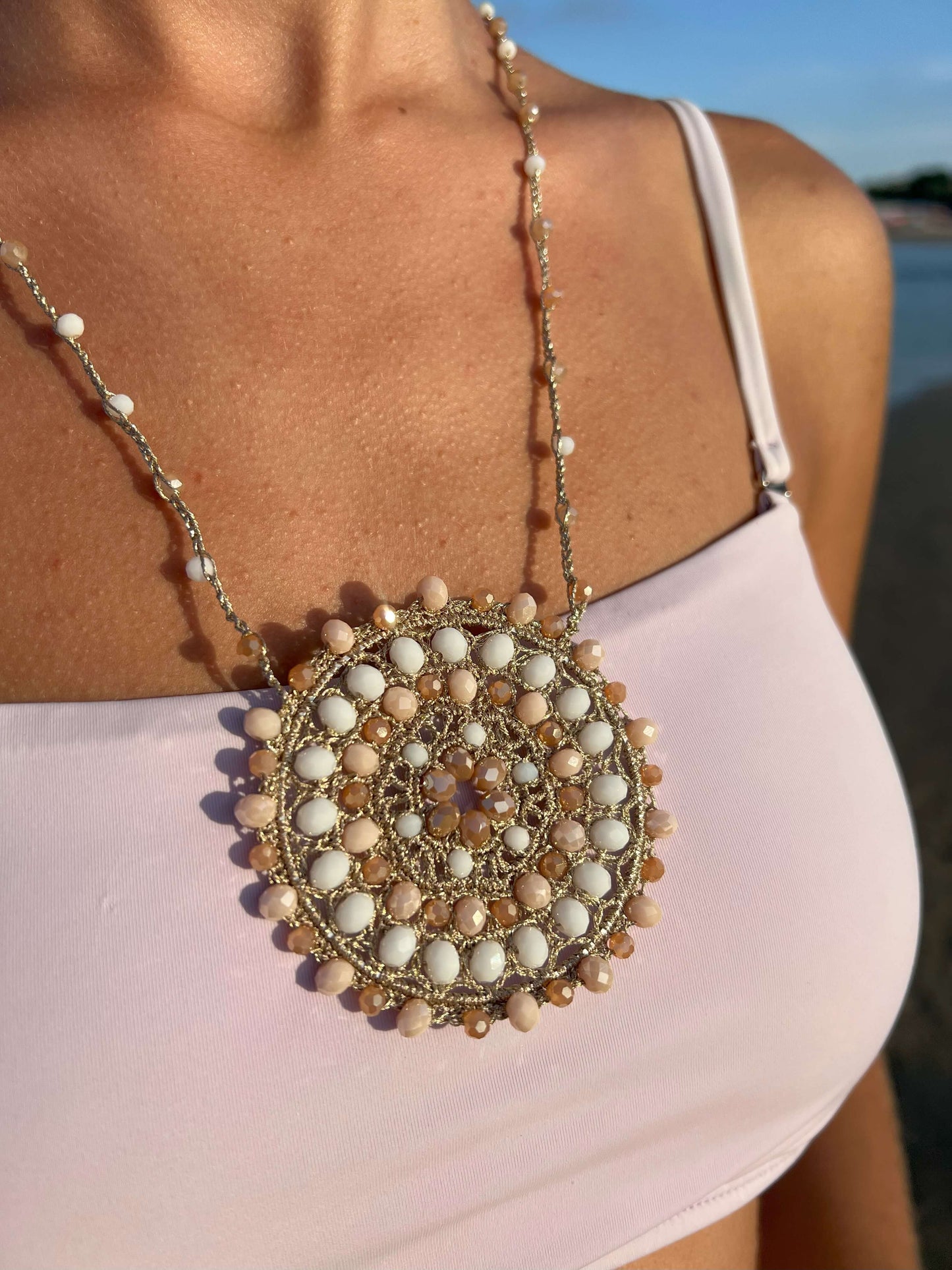 Boho chic e raffinata: collana Sublime con ciondolo mandala crochet e perline coordinate. L’eleganza artigianale italiana in ogni dettaglio