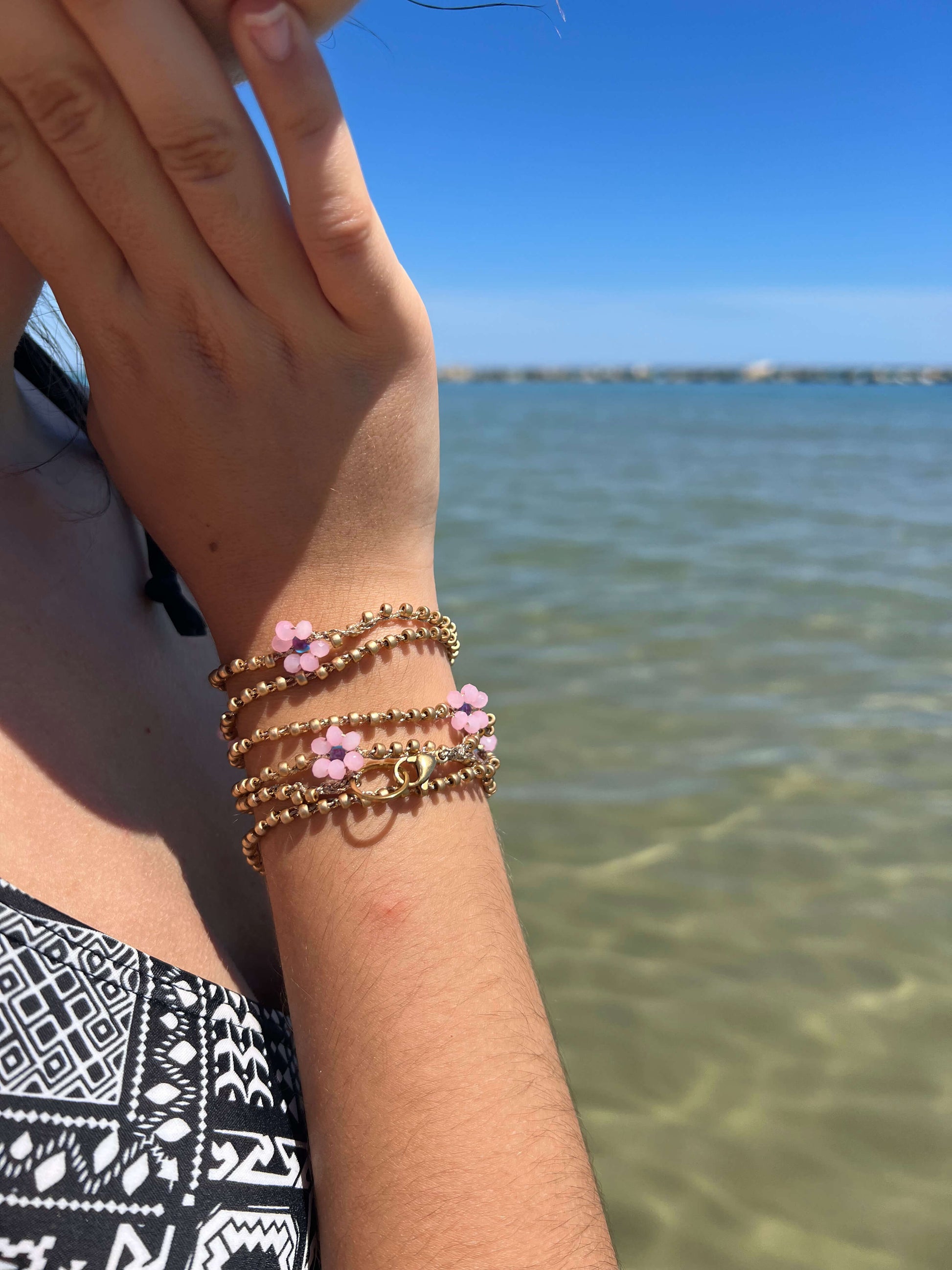 Un solo gioiello, tre modi di indossarlo ✨ Scopri Summer Flower prima che finisca.
