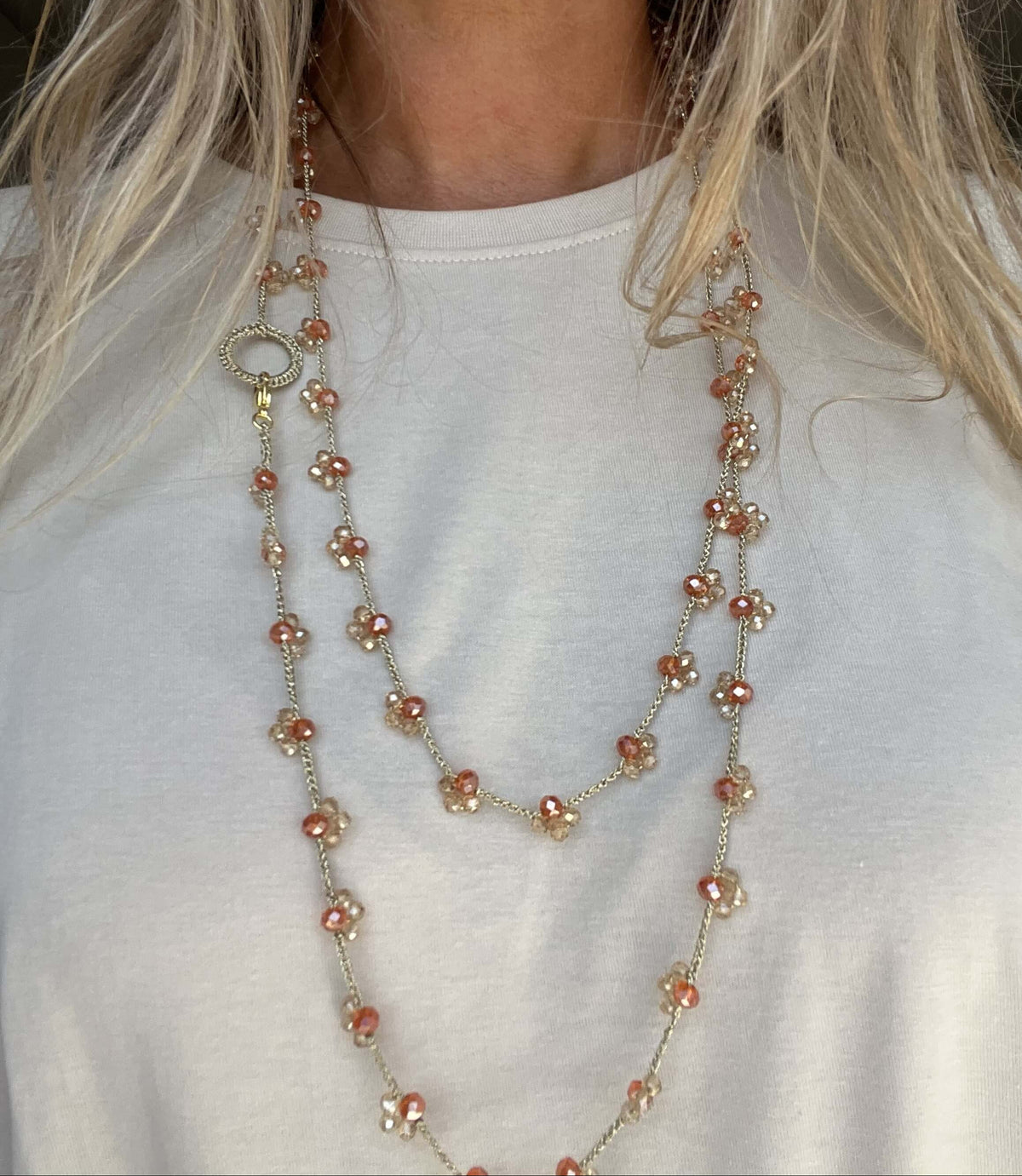 Collana lunga fatta a mano con cristalli dorati e beige, perfetta come collana multigiro o bracciale.