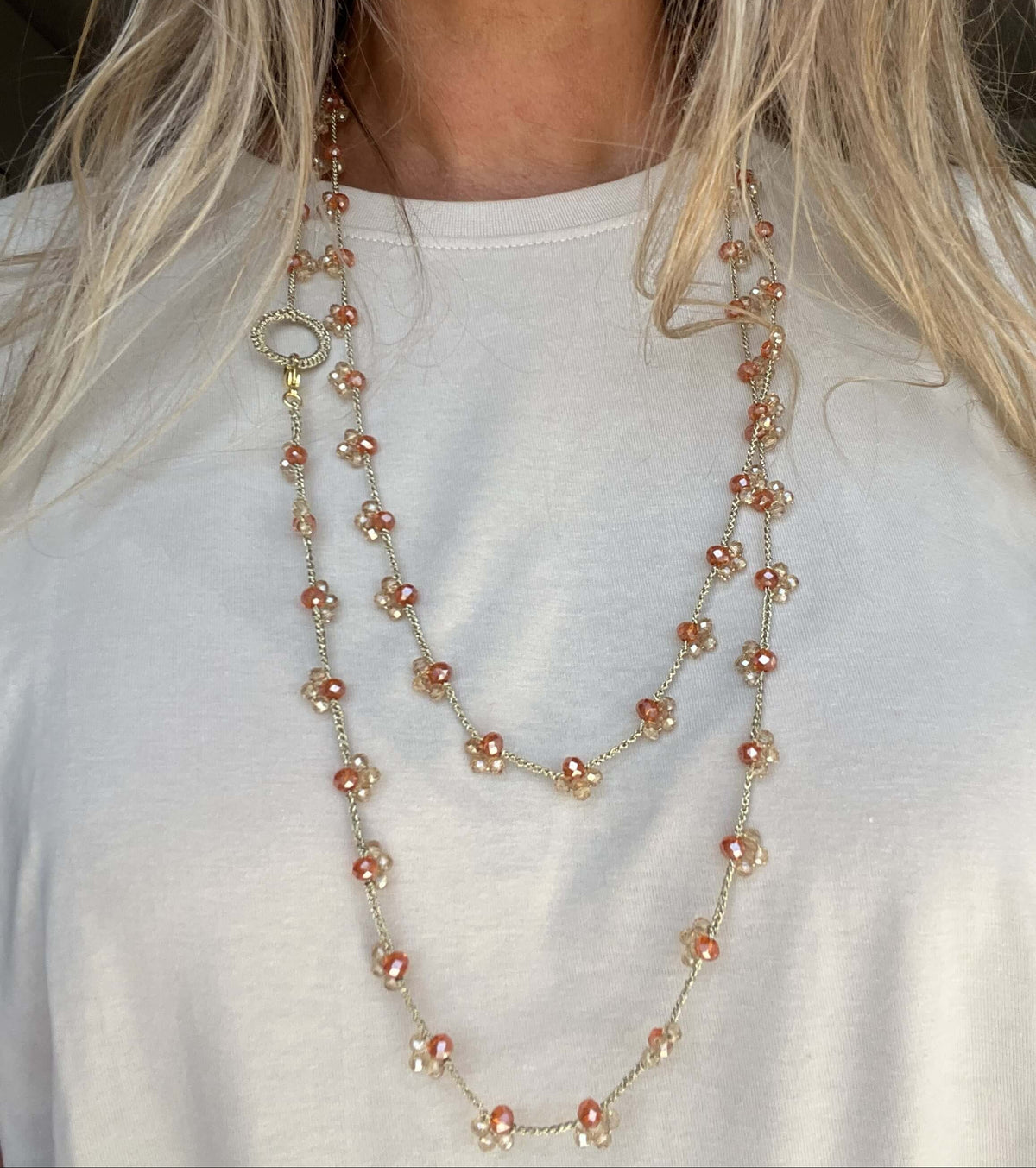 Collana lunga con cristalli dorati, beige e trasparenti, elegante e versatile, da indossare a 2 o più giri