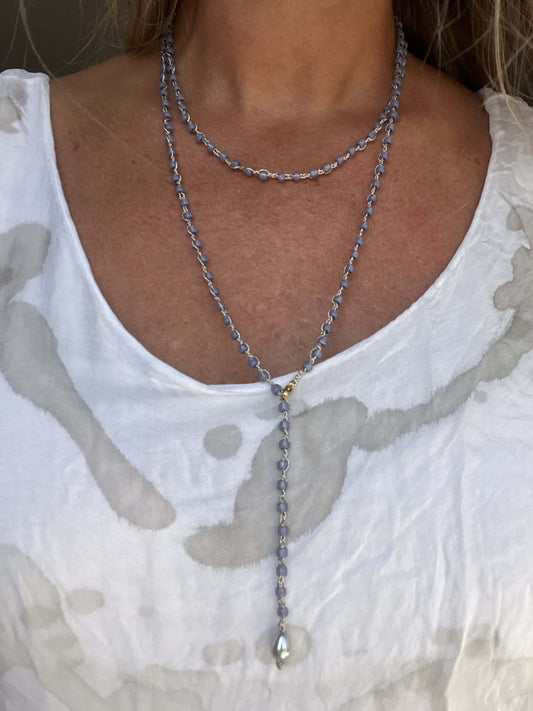Collana lavanda e platino fatta a mano, morbida e fluida. 110 cm di eleganza da indossare in tanti modi.