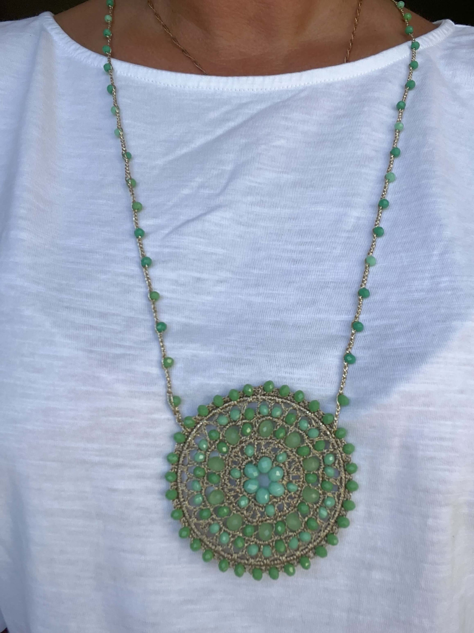 Collana lunga boho chic italiana. Grande mandala all'uncinetto con perle naturali. Gioiello handmade statement per look sofisticato