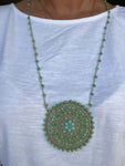 Collana lunga boho chic italiana. Grande mandala all'uncinetto con perle naturali. Gioiello handmade statement per look sofisticato