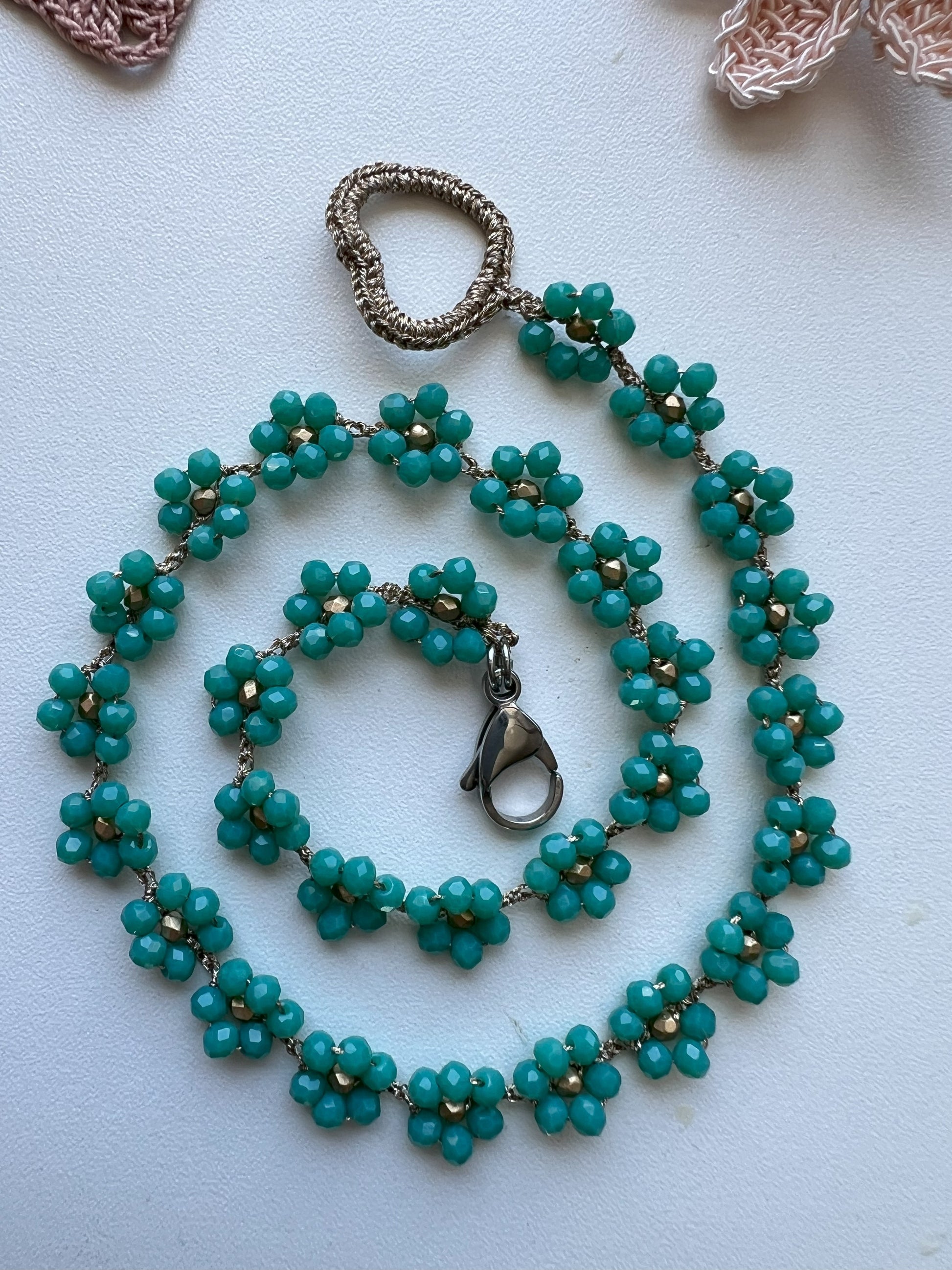 Girocollo Verde Incanto con fiorellini verde bosco. Una cascata di piccoli fiori per un gioiello che celebra la bellezza naturale