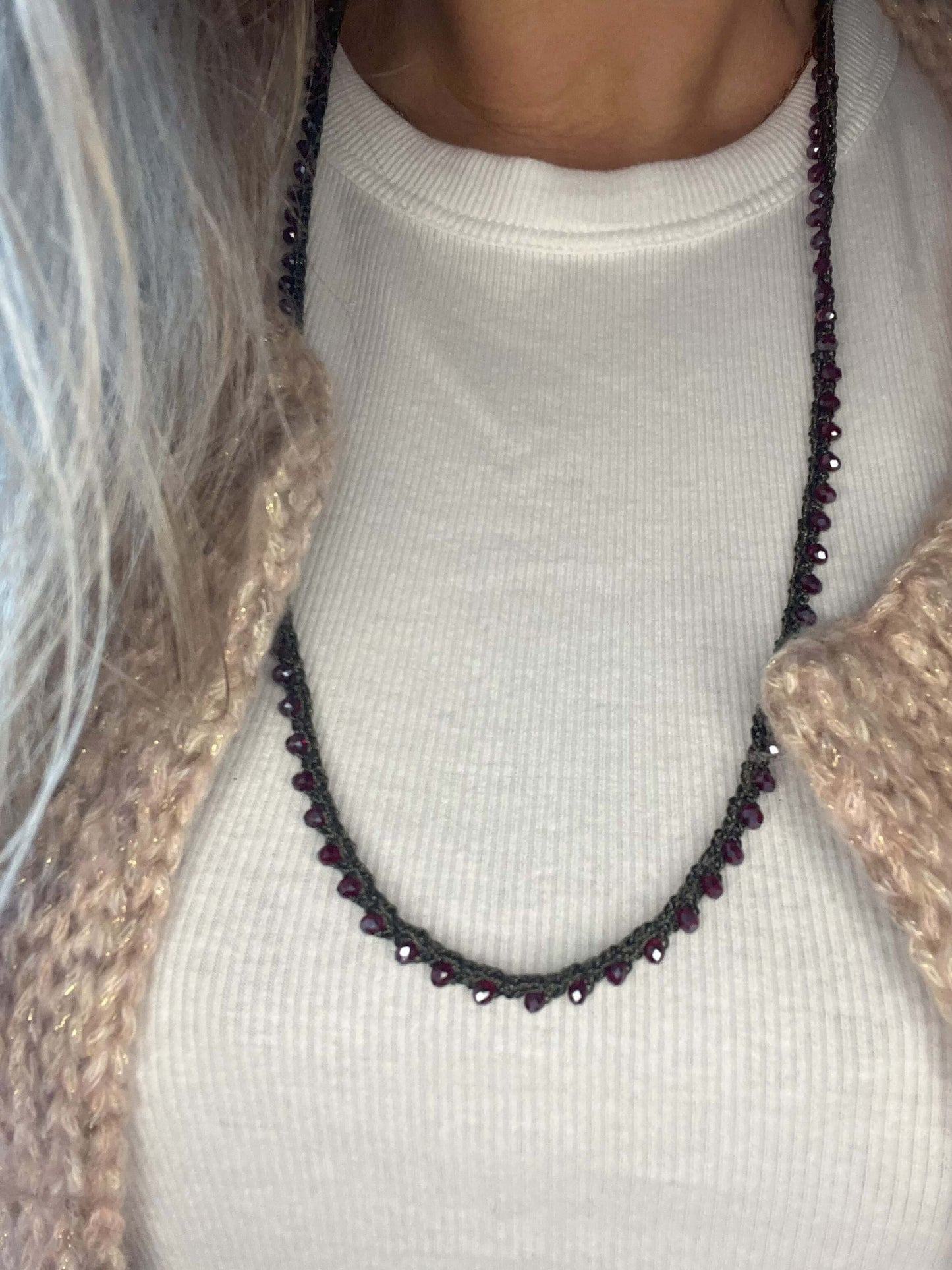 Brilla con eleganza! ✨ Collana artigianale con cristalli vino rosso e base intrecciata marrone. Raffinata, unica, perfetta per ogni occasione! 🍷💎