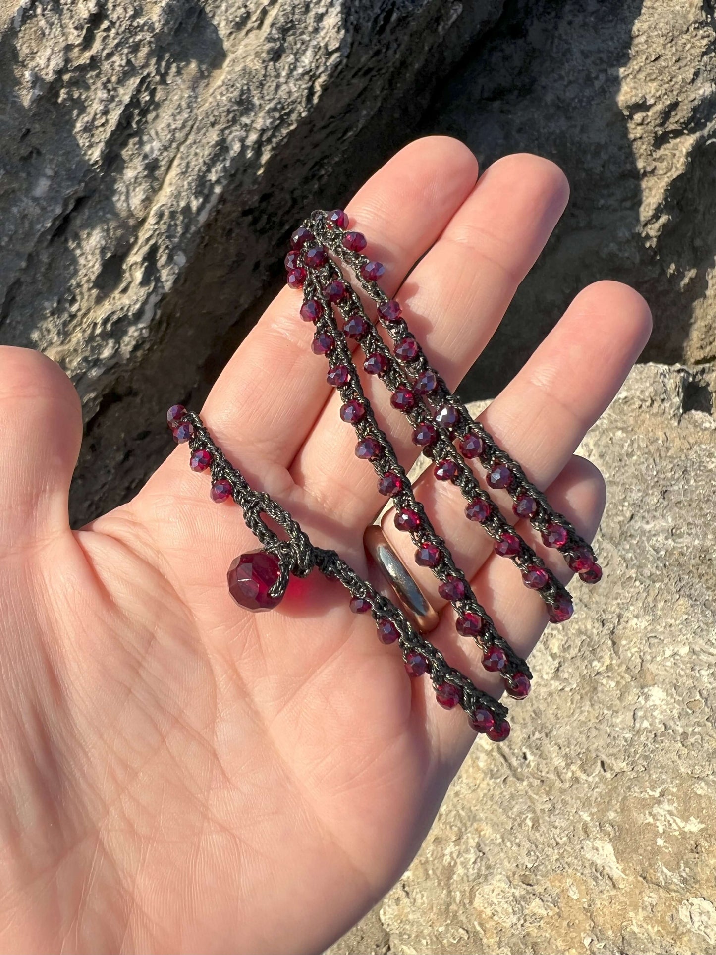 Un gioiello unico: la collana vino rosso celebra passione, natura e raffinatezza. Perfetta per chi vuole brillare con stile