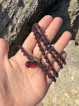 Un gioiello unico: la collana vino rosso celebra passione, natura e raffinatezza. Perfetta per chi vuole brillare con stile
