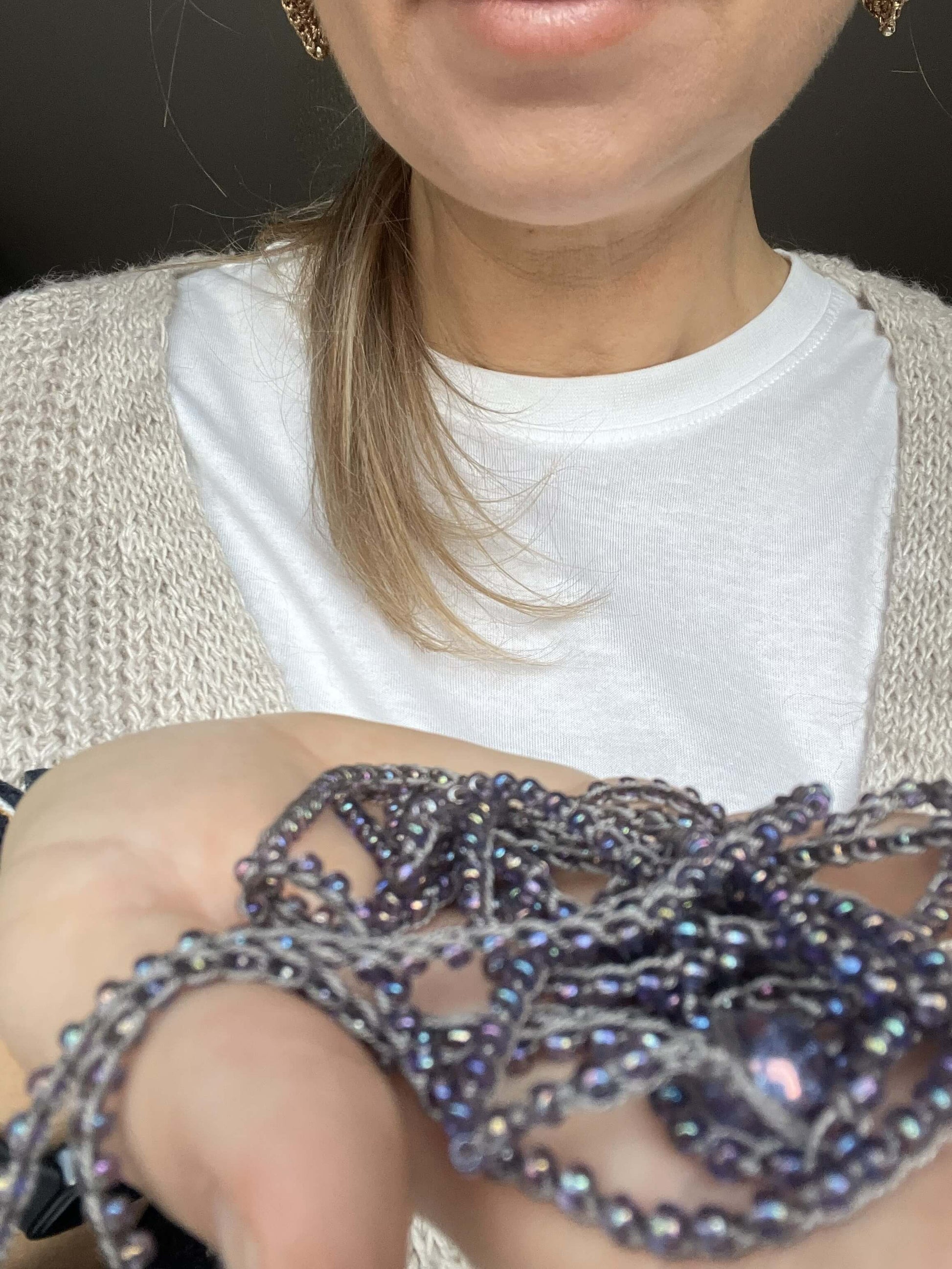 Collana lunga boho chic viola con perline Toho e vetro di Boemia. Fluida, leggera e senza metallo, perfetta anche per pelli sensibili.