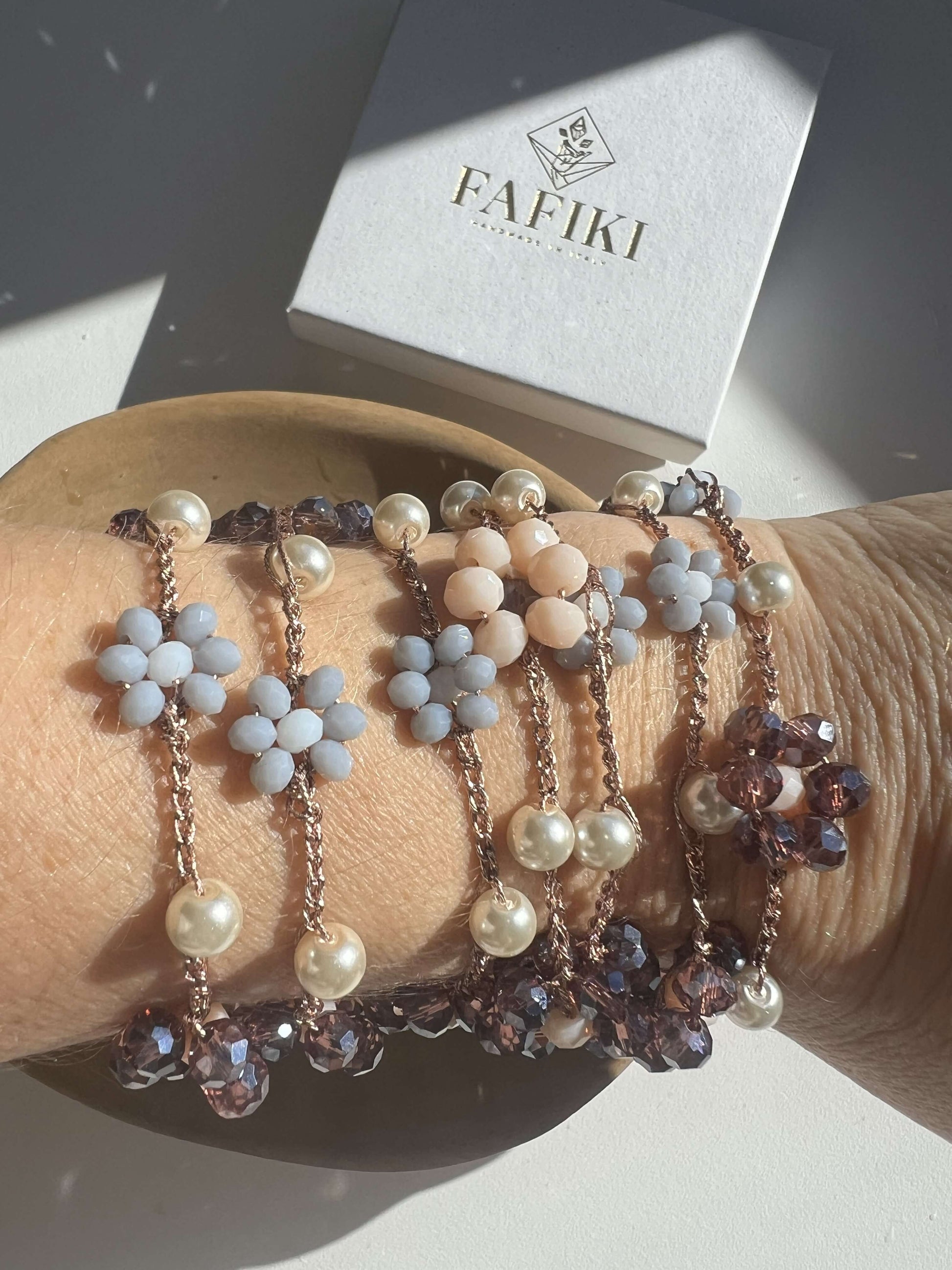 Collana handmade Viola Cenere in crochet con perle viola e grigio. Anallergica, senza metallo e senza chiusura, boho chic e versatile.