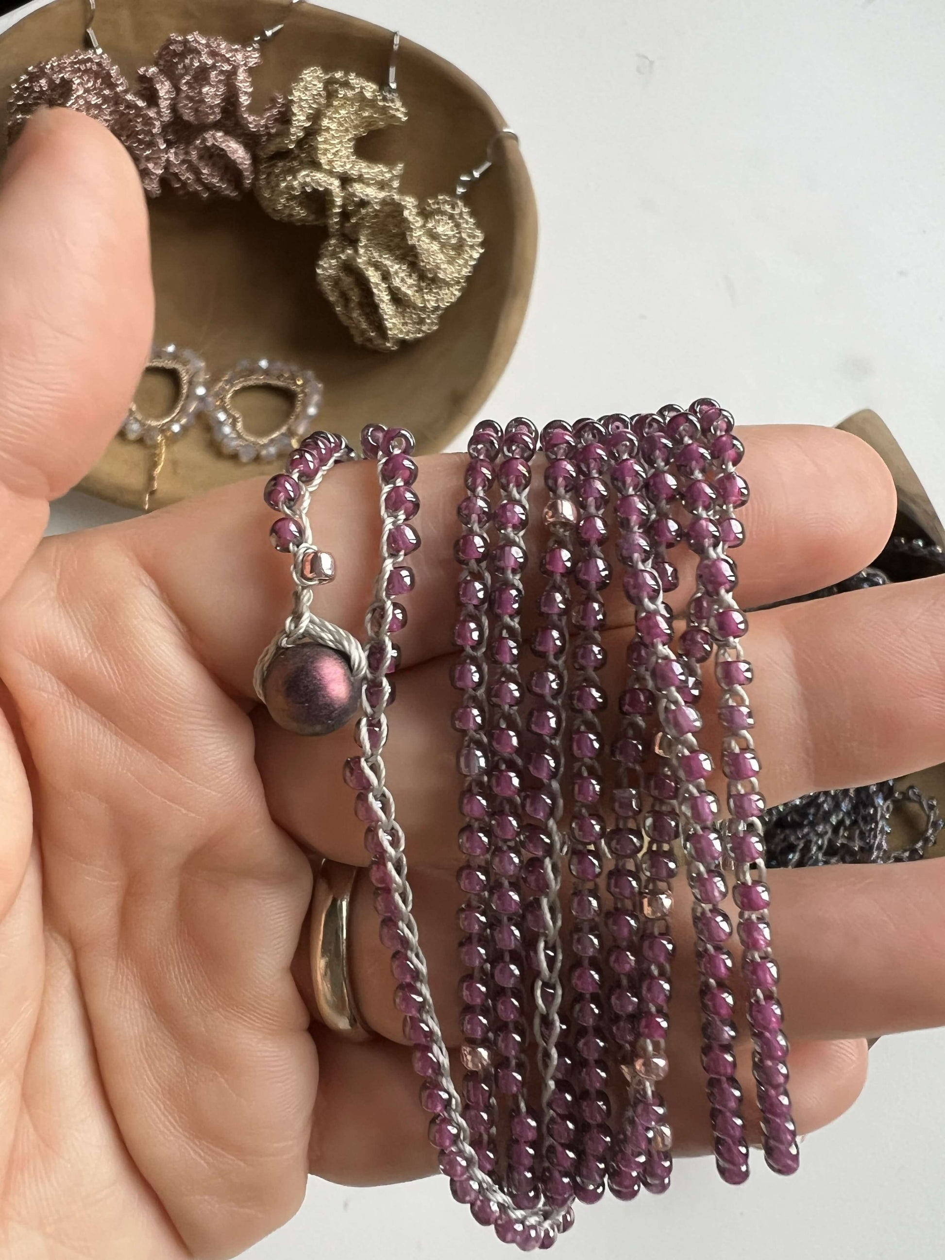 Collana boho chic viola senza metallo, realizzata con perline Toho giapponesi e bottone in vetro di Boemia. Elegante e versatile.