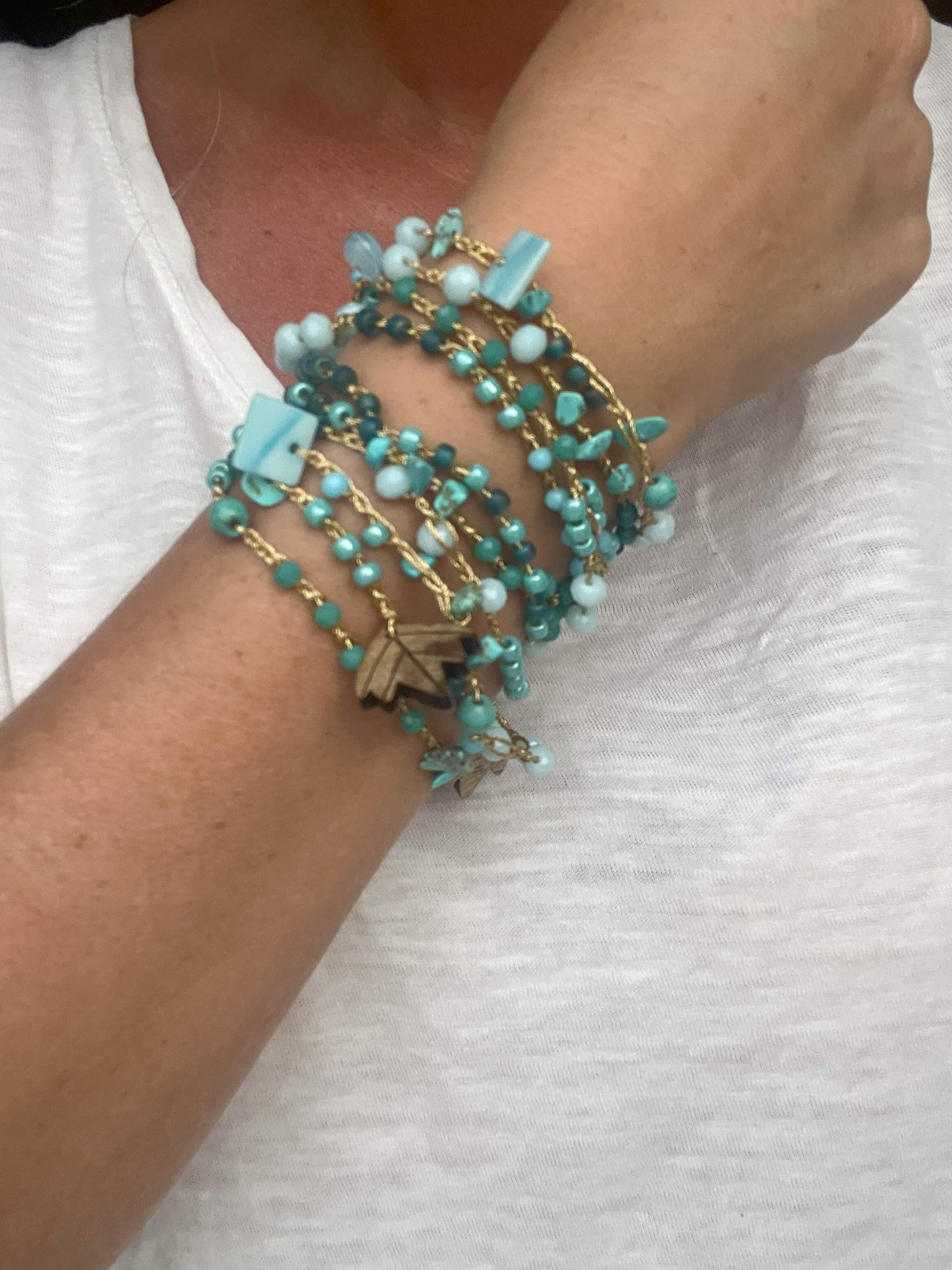 Bracciale multigiro floreale boho chic. Da collana a wrap, un accessorio versatile per outfit creativi.