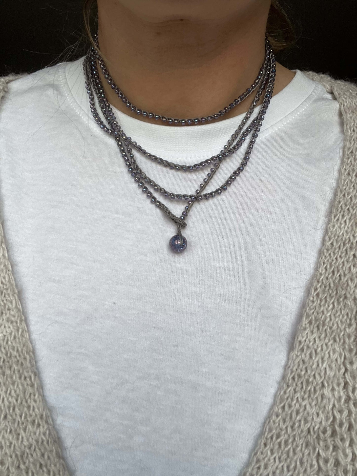 Collana boho chic artigianale con perline Toho viola e vetro di Boemia. Senza chiusure, anallergica, da indossare in più modi.