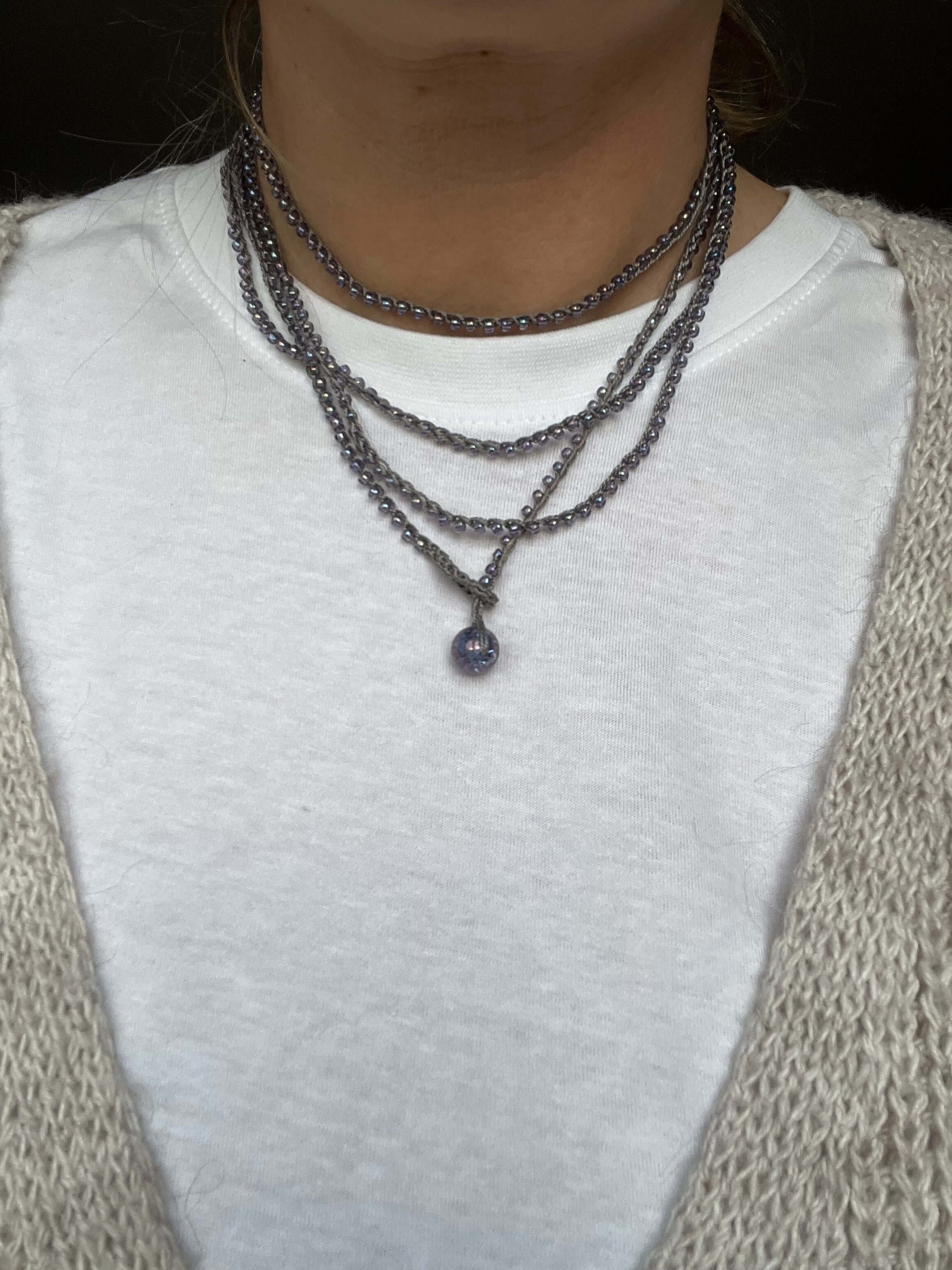 Collana boho chic artigianale con perline Toho viola e vetro di Boemia. Senza chiusure, anallergica, da indossare in più modi.