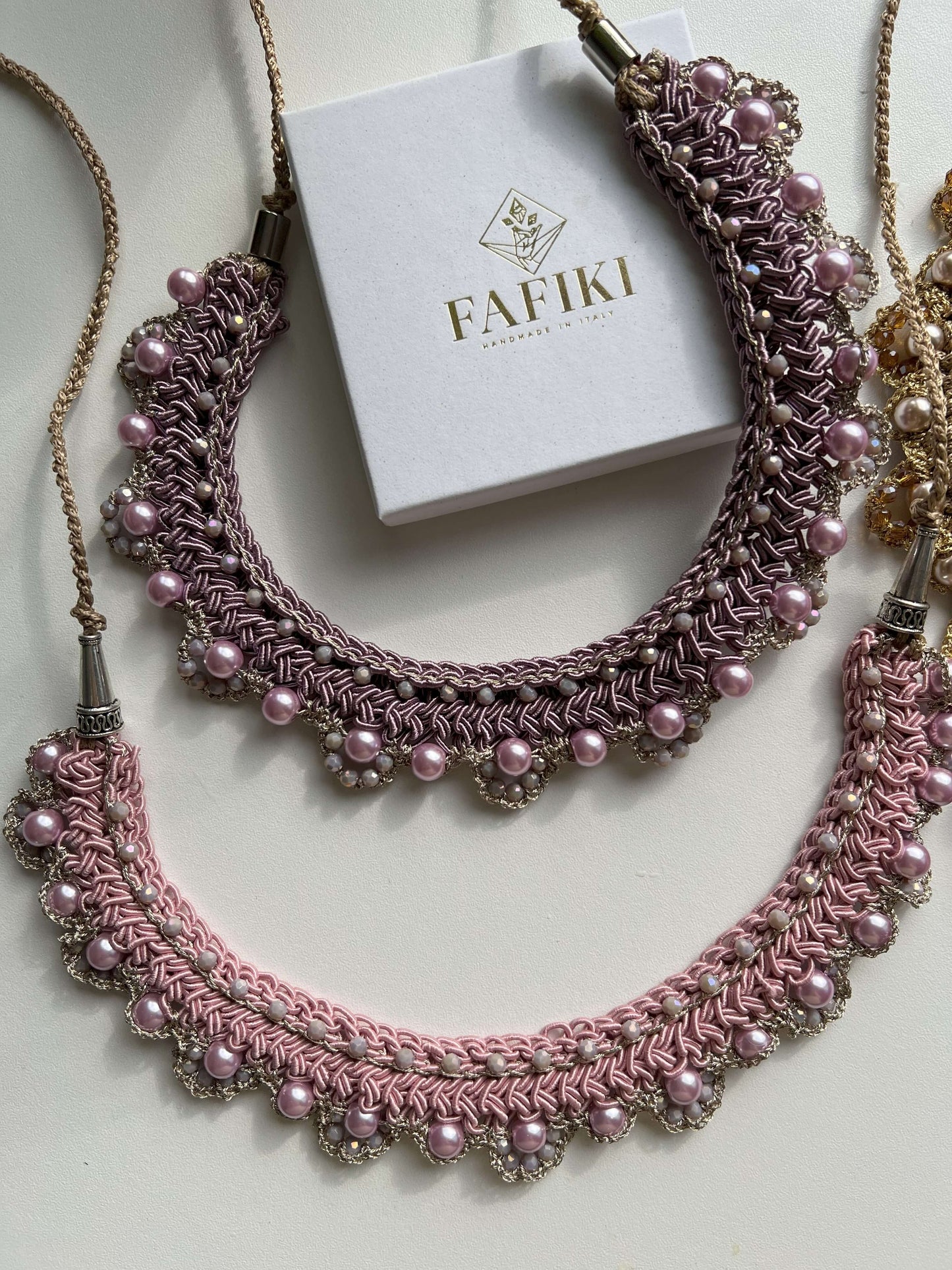 Collier Aurora Boreale: eleganza naturale e stile sofisticato. Ideale per eventi speciali, scelta colori: viola e rosa