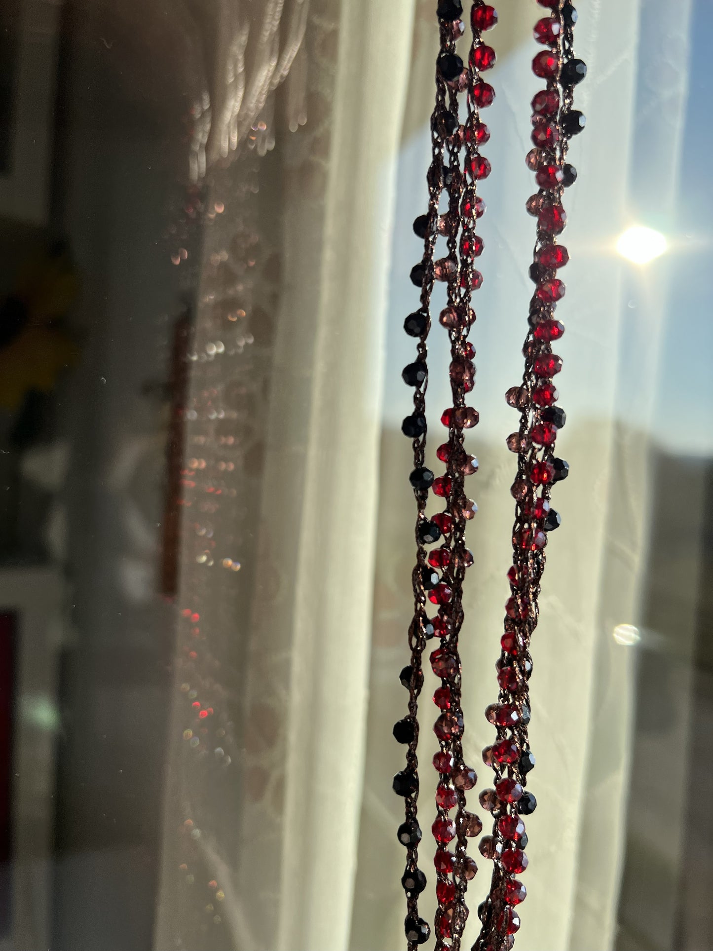 Collana leggera e anallergica con cristalli color melograno. Artigianale, versatile e piena di luce.