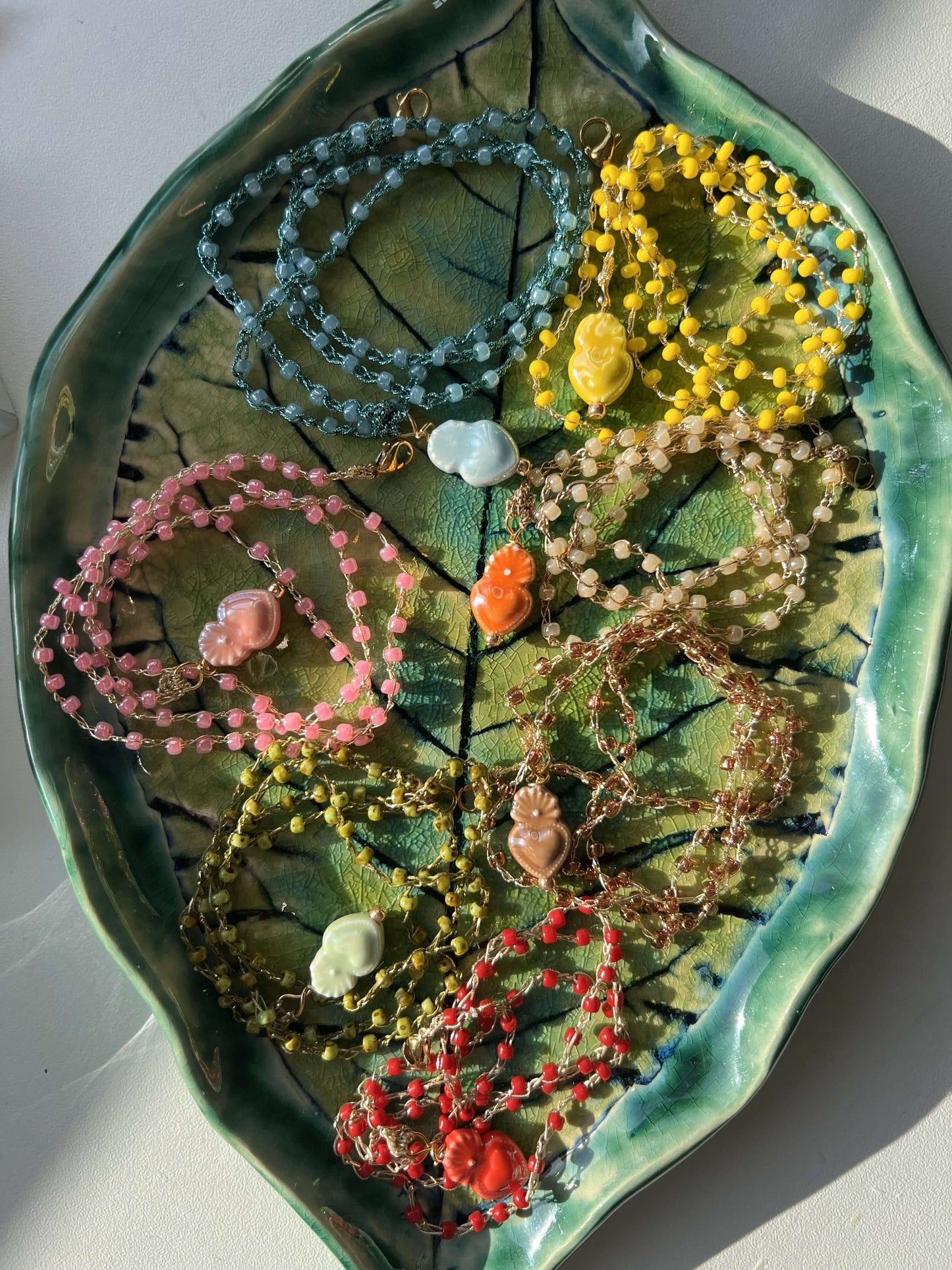 Collane con cuori sacri colorati. Gioielli fatti a mano, minimal e simbolici, da indossare ogni giorno.