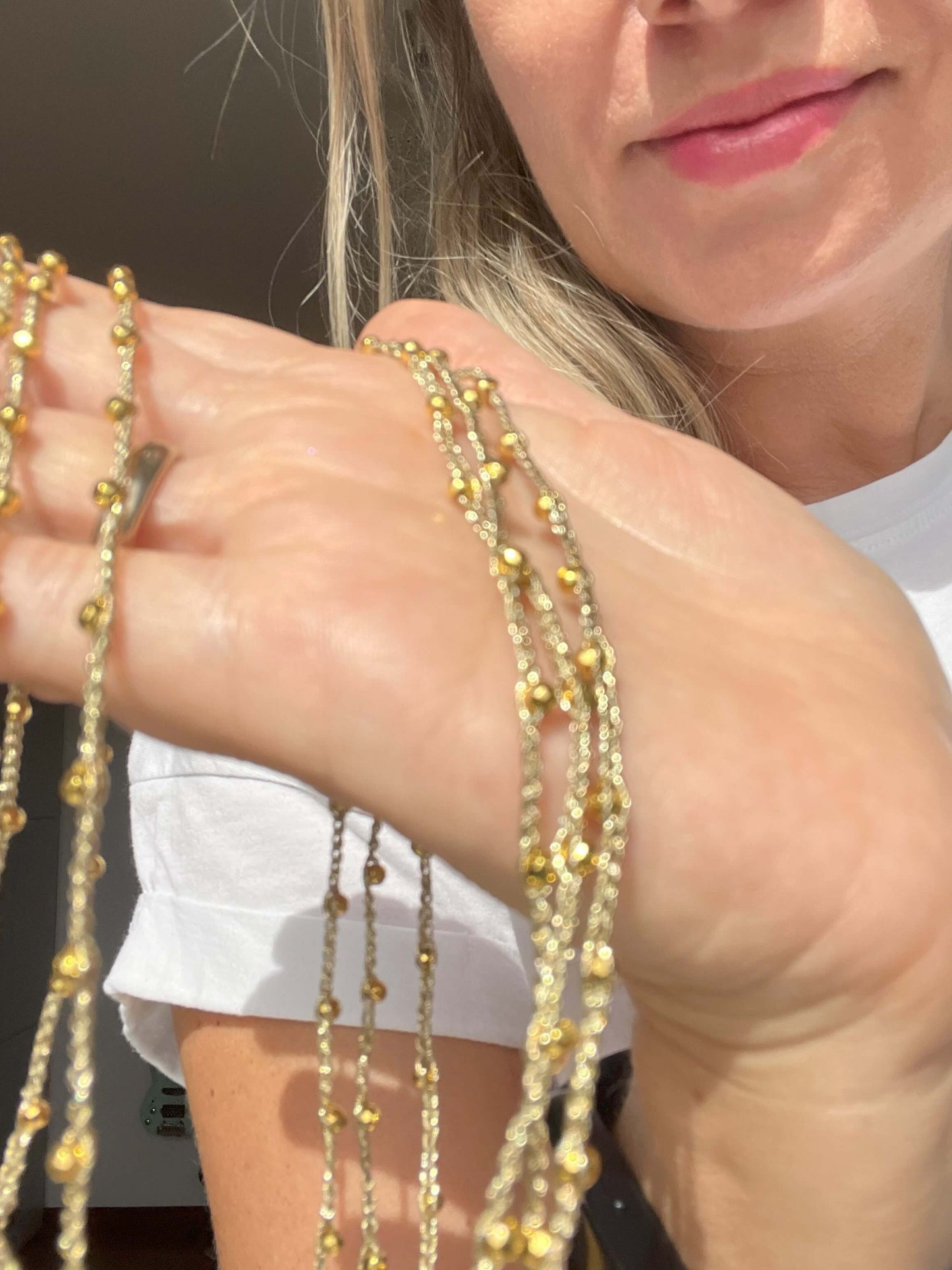 Collana minimalista in filato d’oro con dettagli in ematite dorata. Design elegante, leggero e anallergico, perfetto per chi cerca uno stile raffinato e pratico. Adatta a ogni occasione