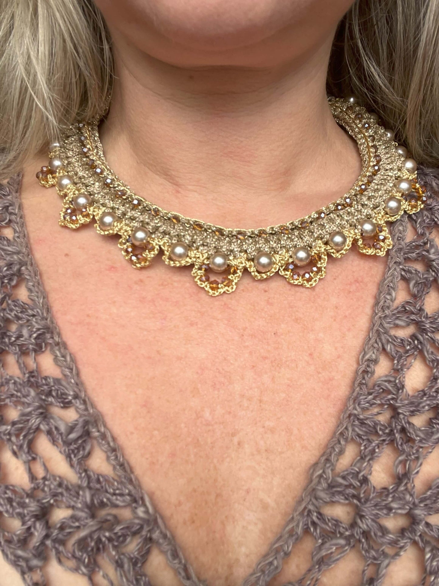 Collier Aurora Boreale: eleganza naturale e stile sofisticato. Ideale per eventi speciali, elegantissimo oro
