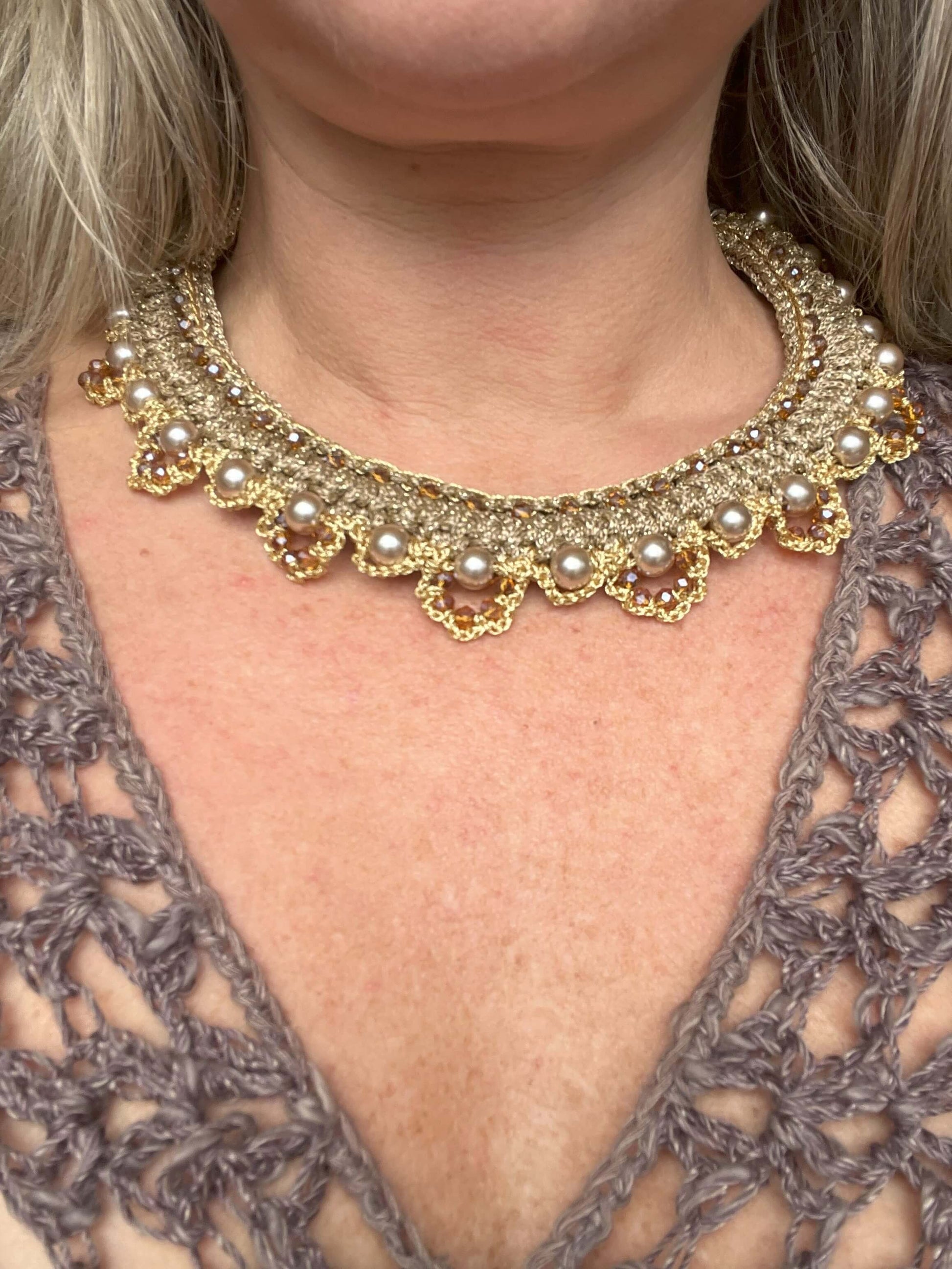 Collier Aurora Boreale: eleganza naturale e stile sofisticato. Ideale per eventi speciali, elegantissimo oro