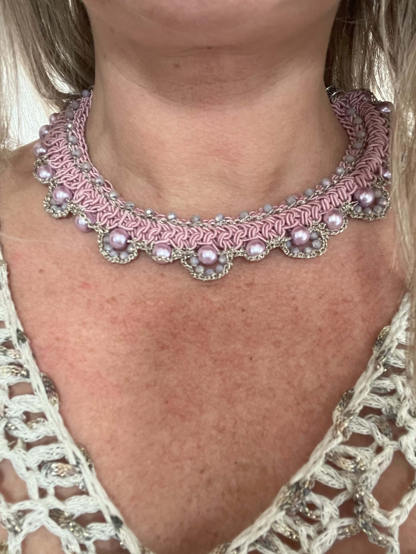 Collier Aurora Boreale: eleganza naturale e stile sofisticato. Ideale per eventi speciali, colore rosa chiaro
