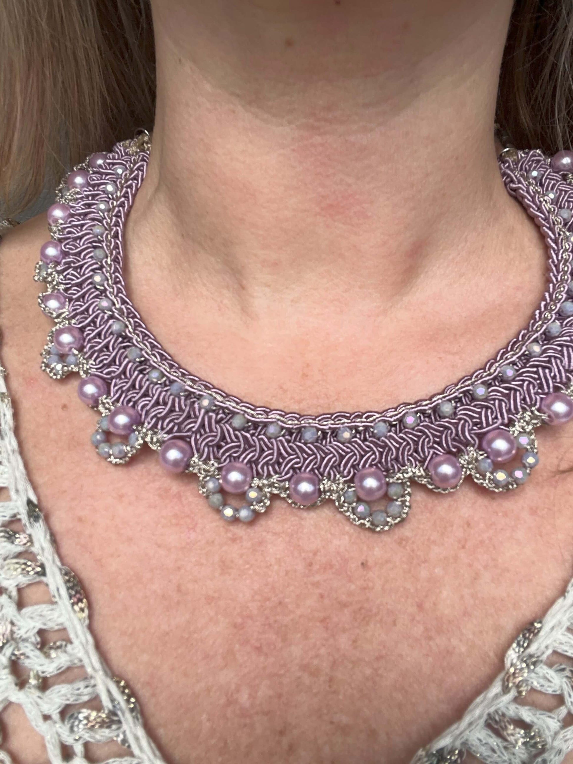 Collier Aurora Boreale: eleganza naturale e stile sofisticato. Ideale per eventi speciali, esalta il tuo look con viola sofisticato.