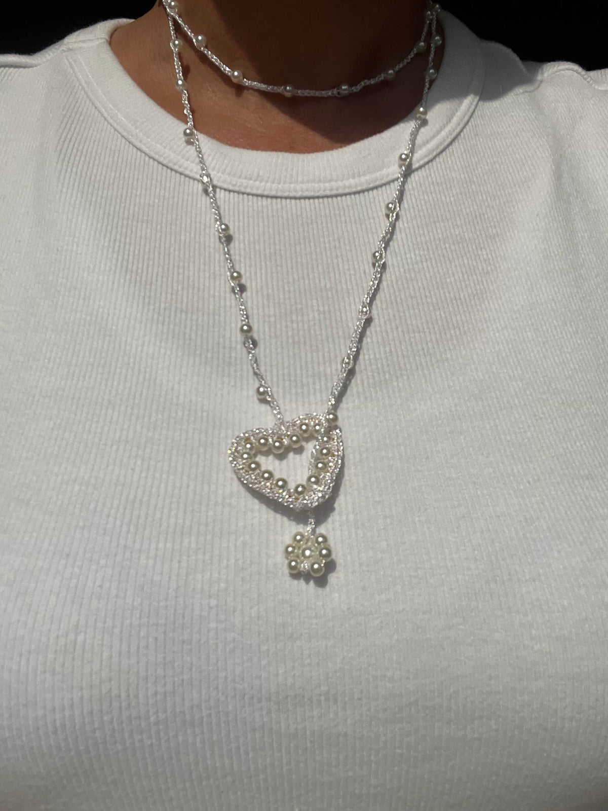 Collana artigianale con cuore di perle bianche, idea regalo elegante per una donna speciale.