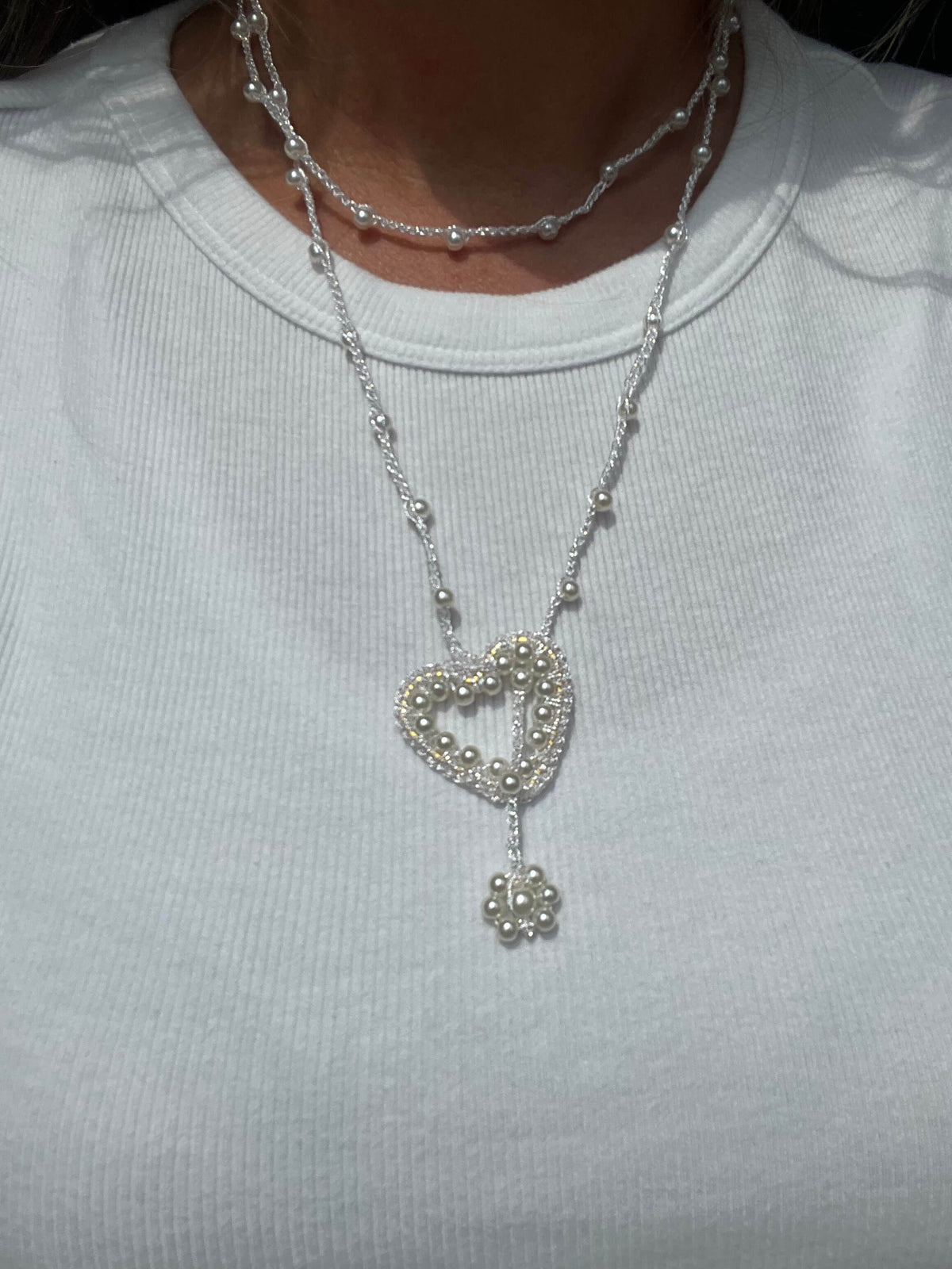 White pearl heart necklace, collana lunga elegante da donna con piccolo cuore bianco e perle.