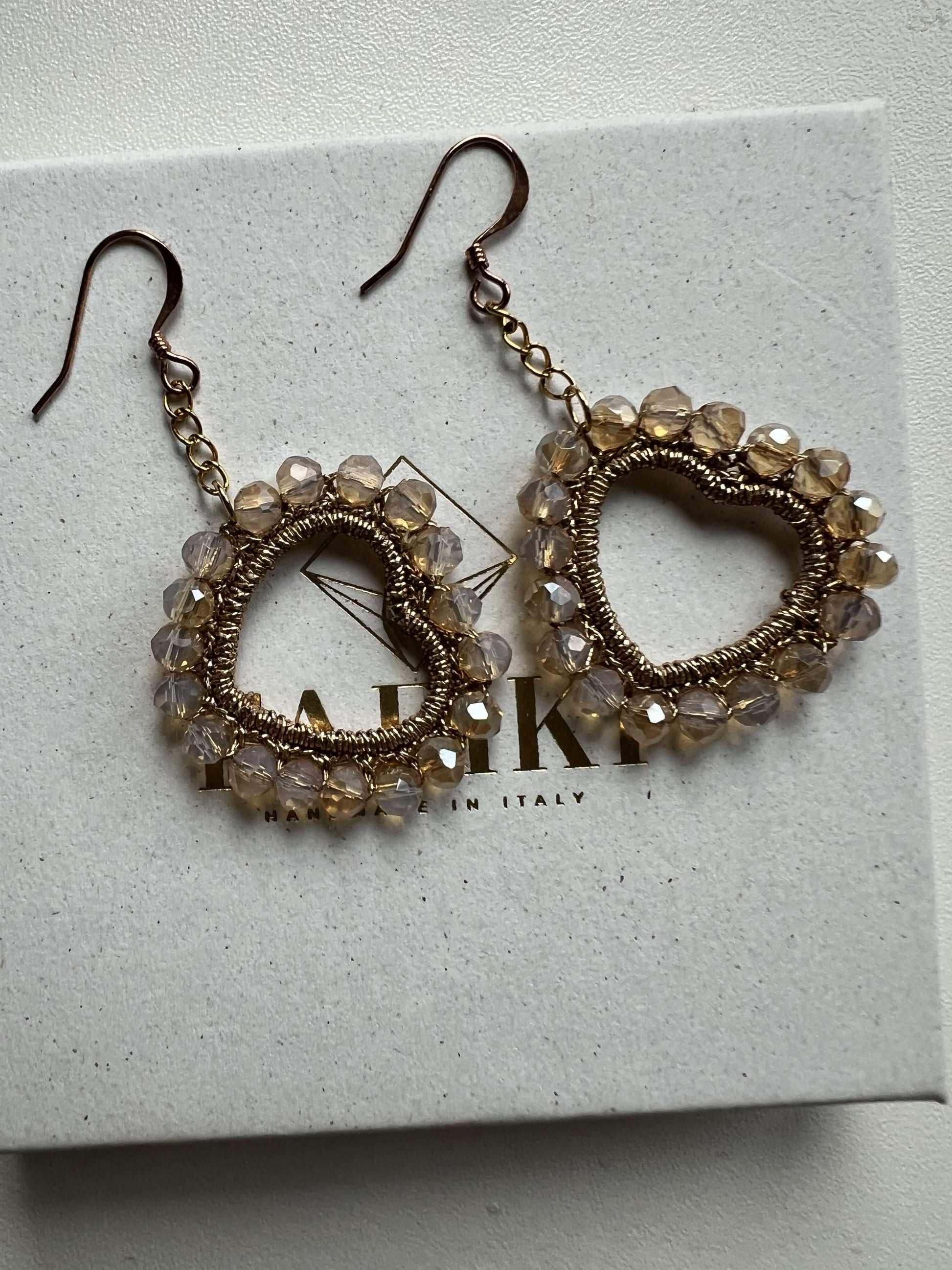 Orecchini a cuore color oro con cristalli champagne. Gioielli eleganti, leggeri e senza tempo, perfetti come regalo speciale o da indossare ogni giorno