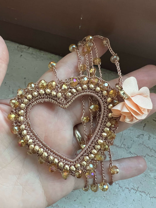 Eleganza discreta che si nota: collana cuore bronzo e oro, pensata per farti sentire unica in ogni evento speciale.