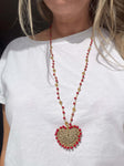 La collana Cuore Incantato, un gioiello unico in oro e rosso, lavorato a mano. Il regalo perfetto per un Natale speciale ed elegante