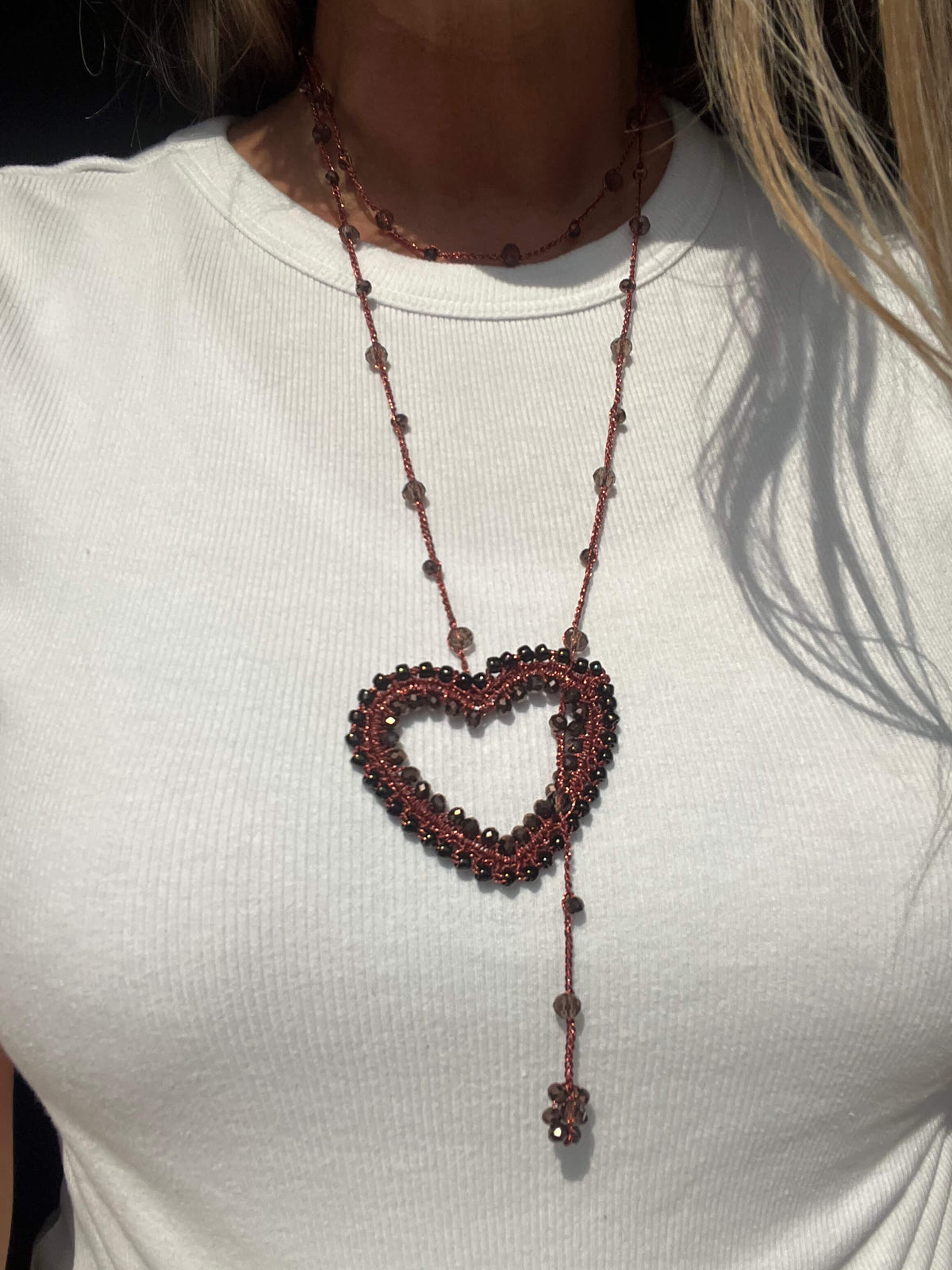 Collana artigianale con cuore e cristalli color bronzo, un gioiello raffinato da regalare.