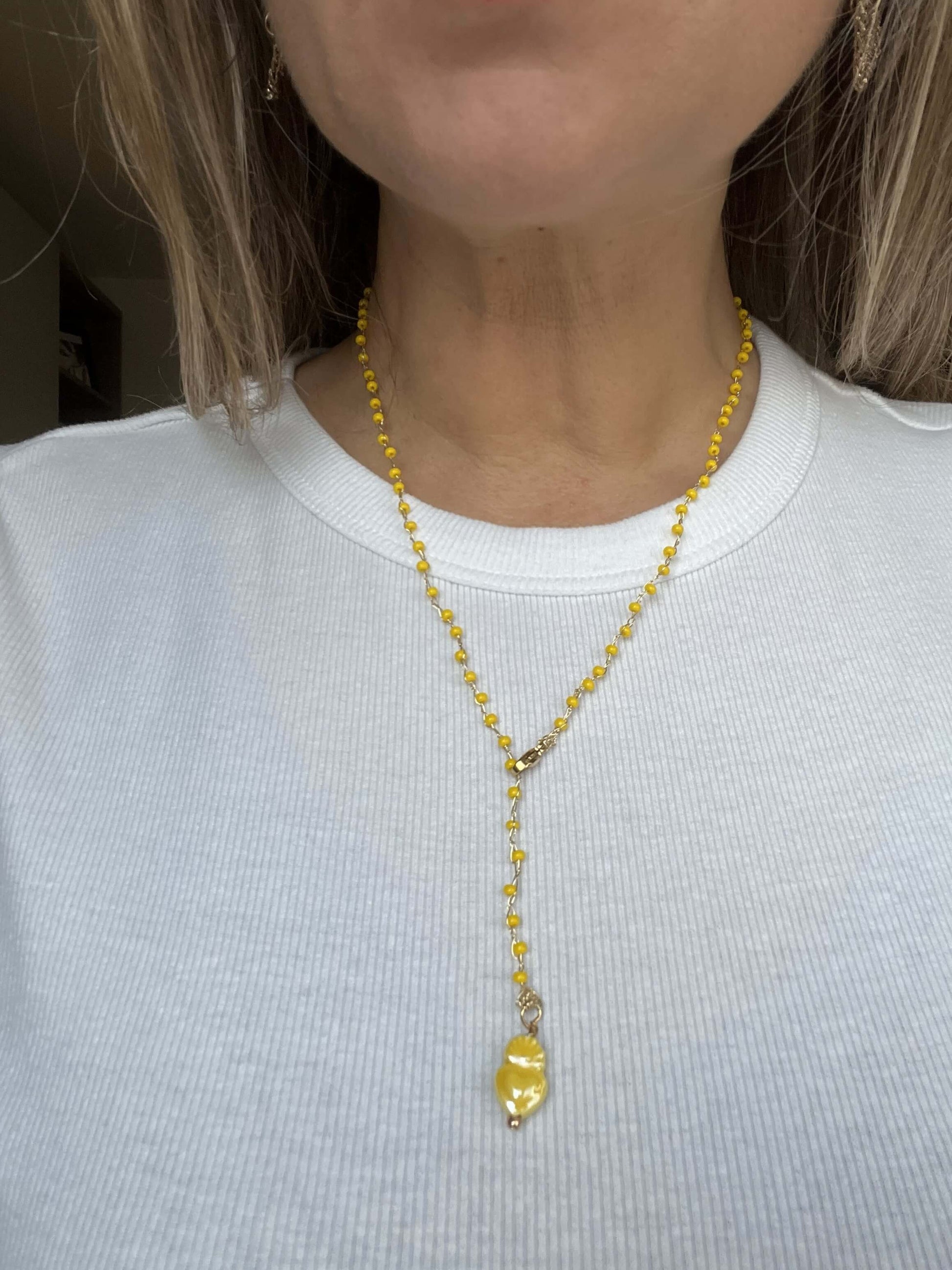 Collana artigianale con cuore sacro in ceramica. Linee essenziali, leggera e simbolica, perfetta da indossare ogni giorno.
