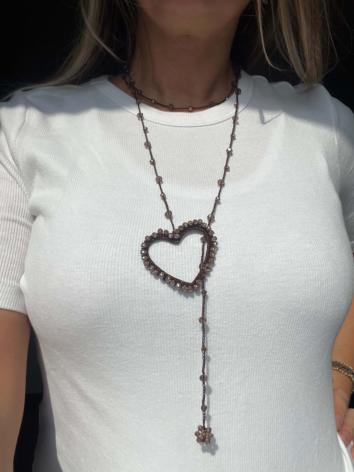 Collana lunga con ciondolo a cuore color cioccolato, idea regalo elegante per donna.