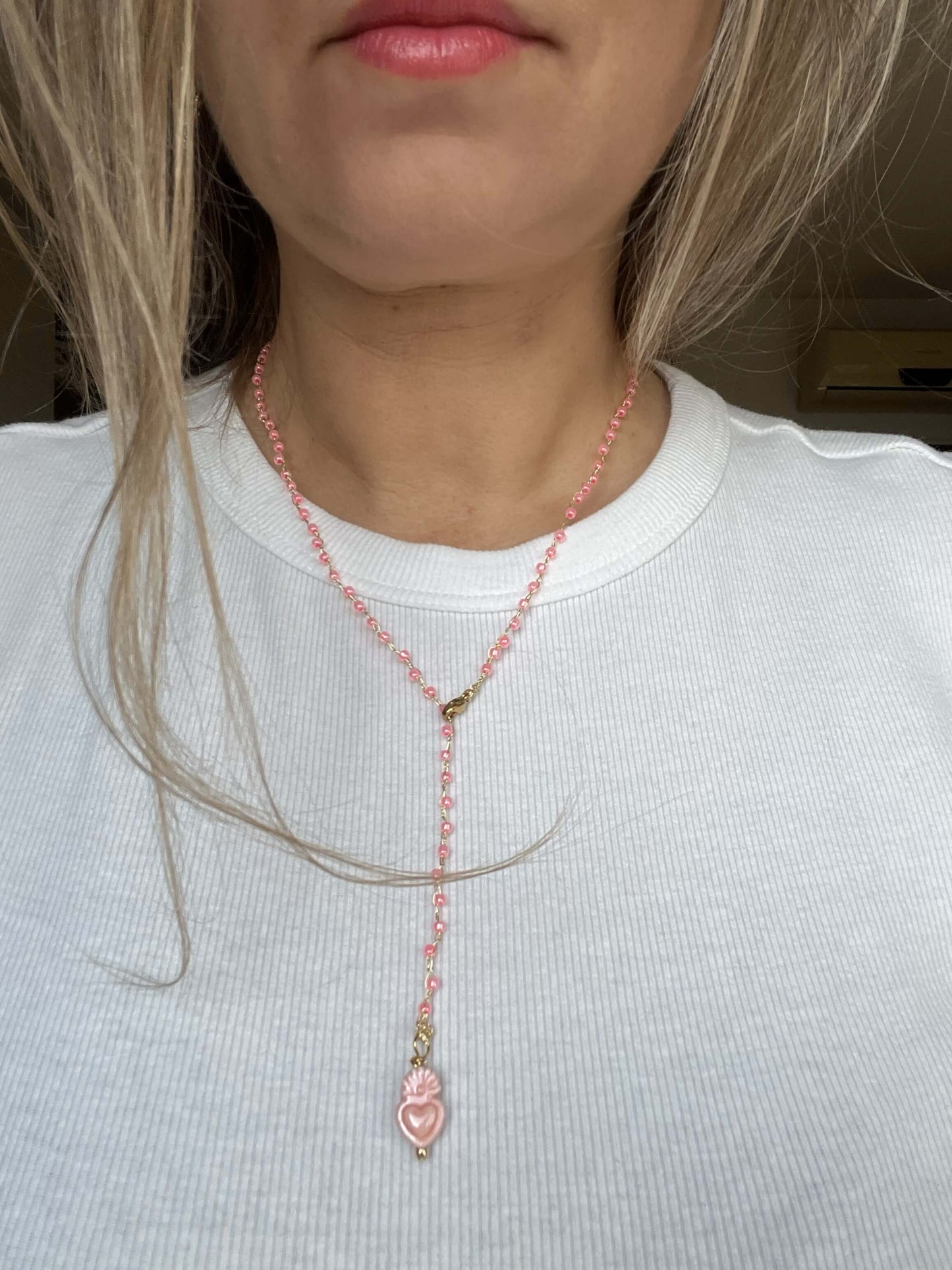 Collana con cuore sacro in ceramica. Gioiello artigianale minimal, leggero e simbolico, perfetto per ogni giorno.
