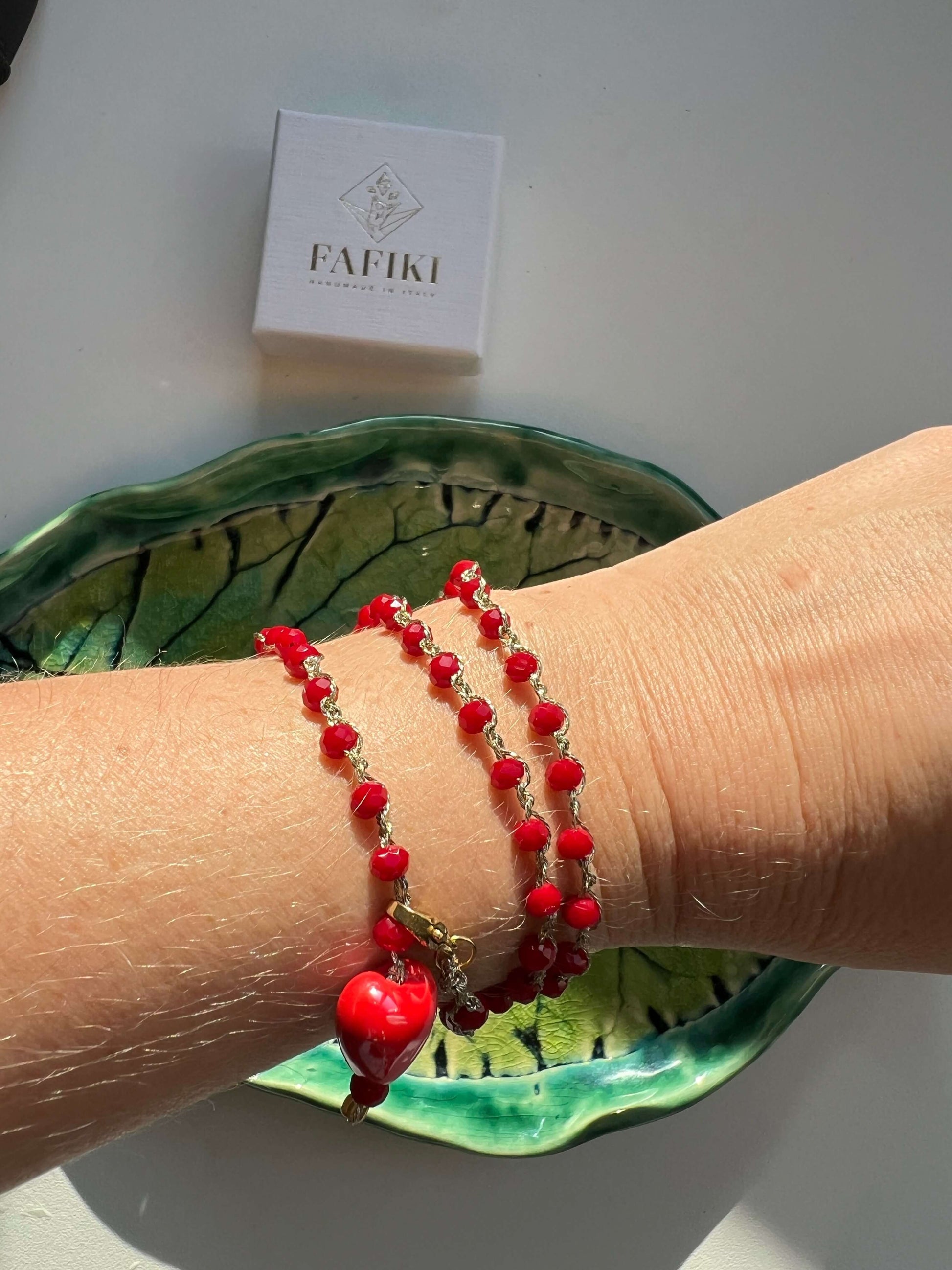 Collana lunga 54 cm con cuore rosso in ceramica e cristalli. Design classico, indossabile a più giri o come bracciale wrap.