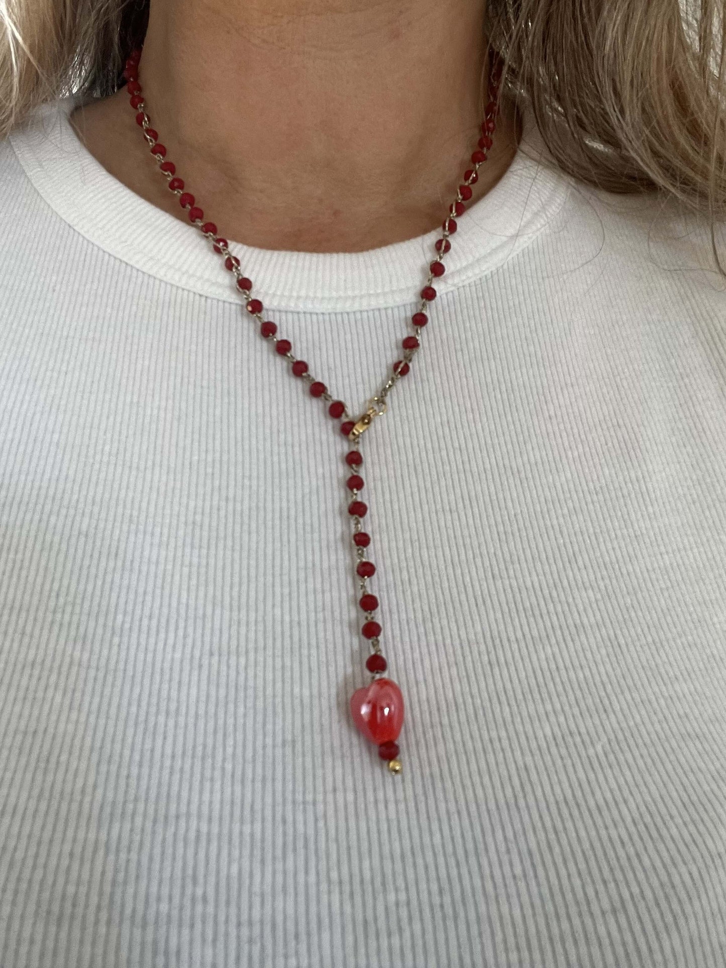 Collana handmade con cuore rosso e cristalli 4mm. Lunga 54 cm, raffinata e versatile, perfetta anche come bracciale wrap.