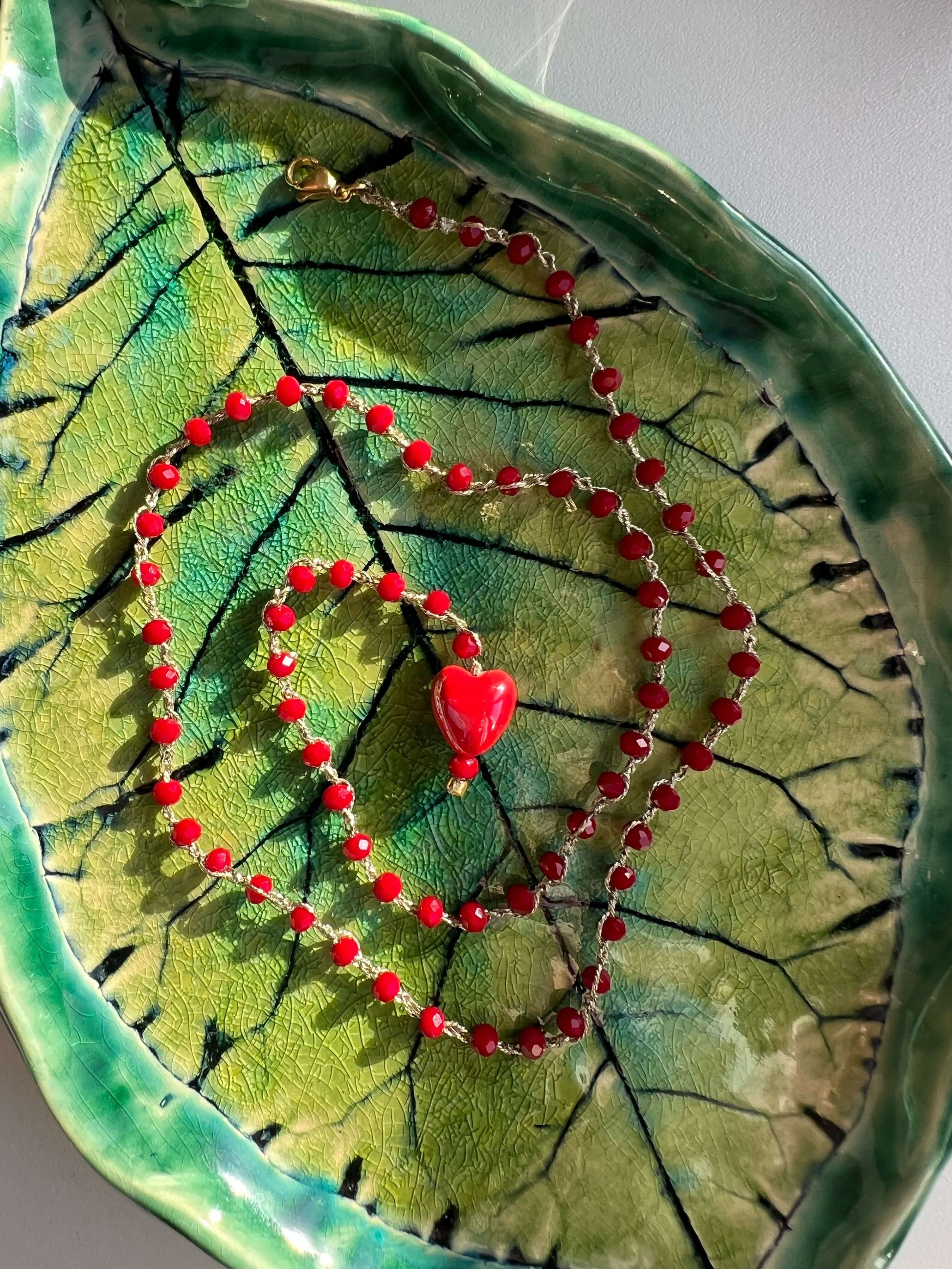 Collana con cuore rosso in ceramica e cristalli 4mm. Lunga 54 cm, versatile, indossabile anche come bracciale wrap.