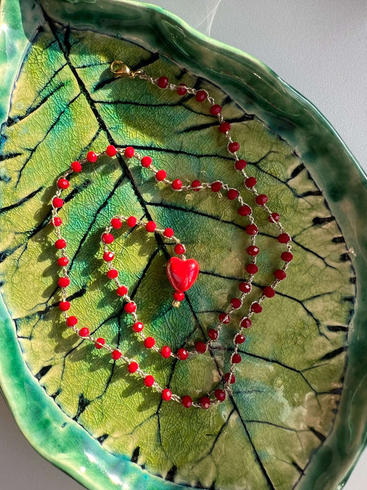 Collana con cuore rosso in ceramica e cristalli 4mm. Lunga 54 cm, versatile, indossabile anche come bracciale wrap.