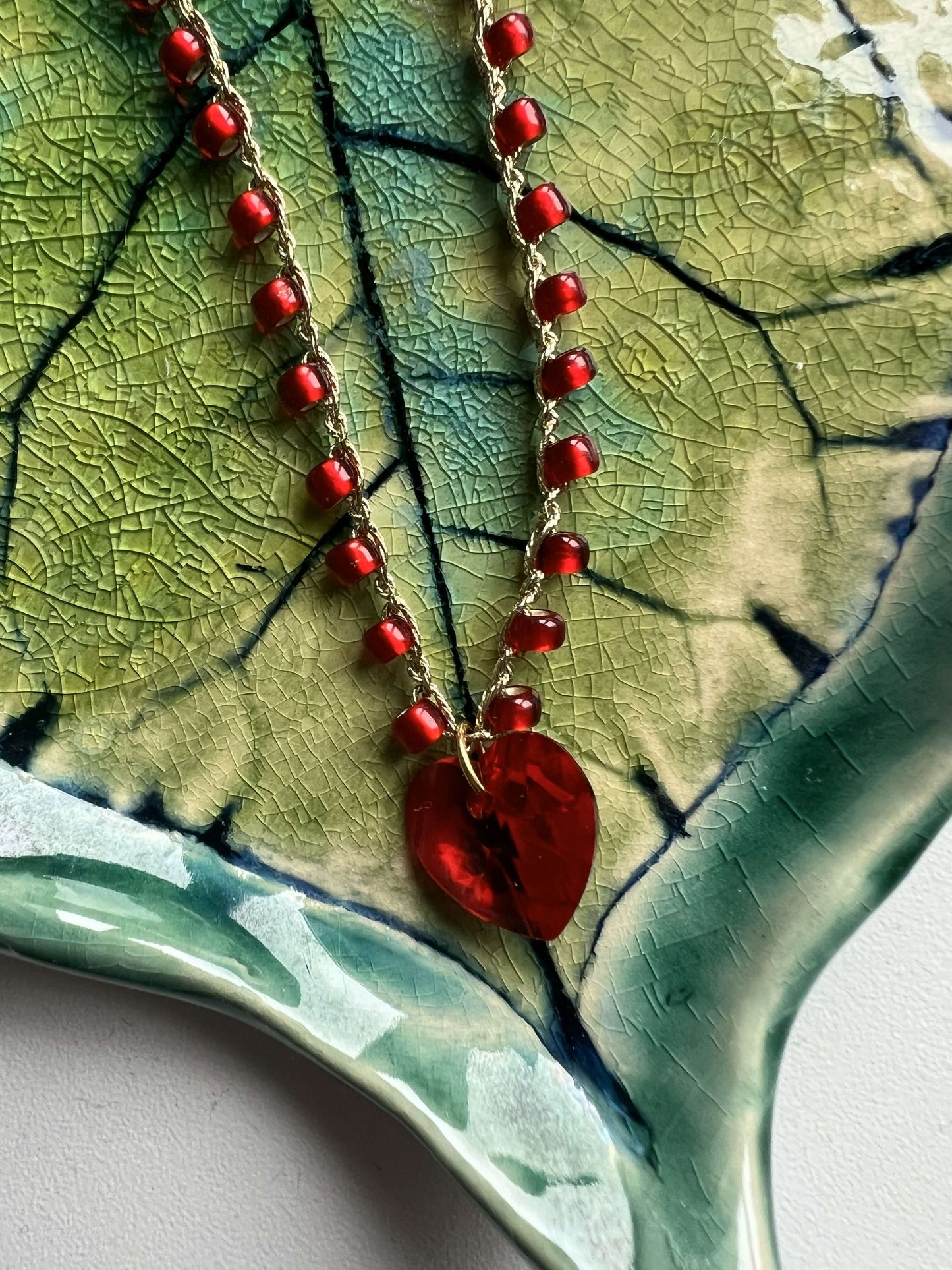 Collana artigianale con perline Toho intrecciate e cuore Swarovski, gioiello elegante fatto a mano, ideale come regalo romantico