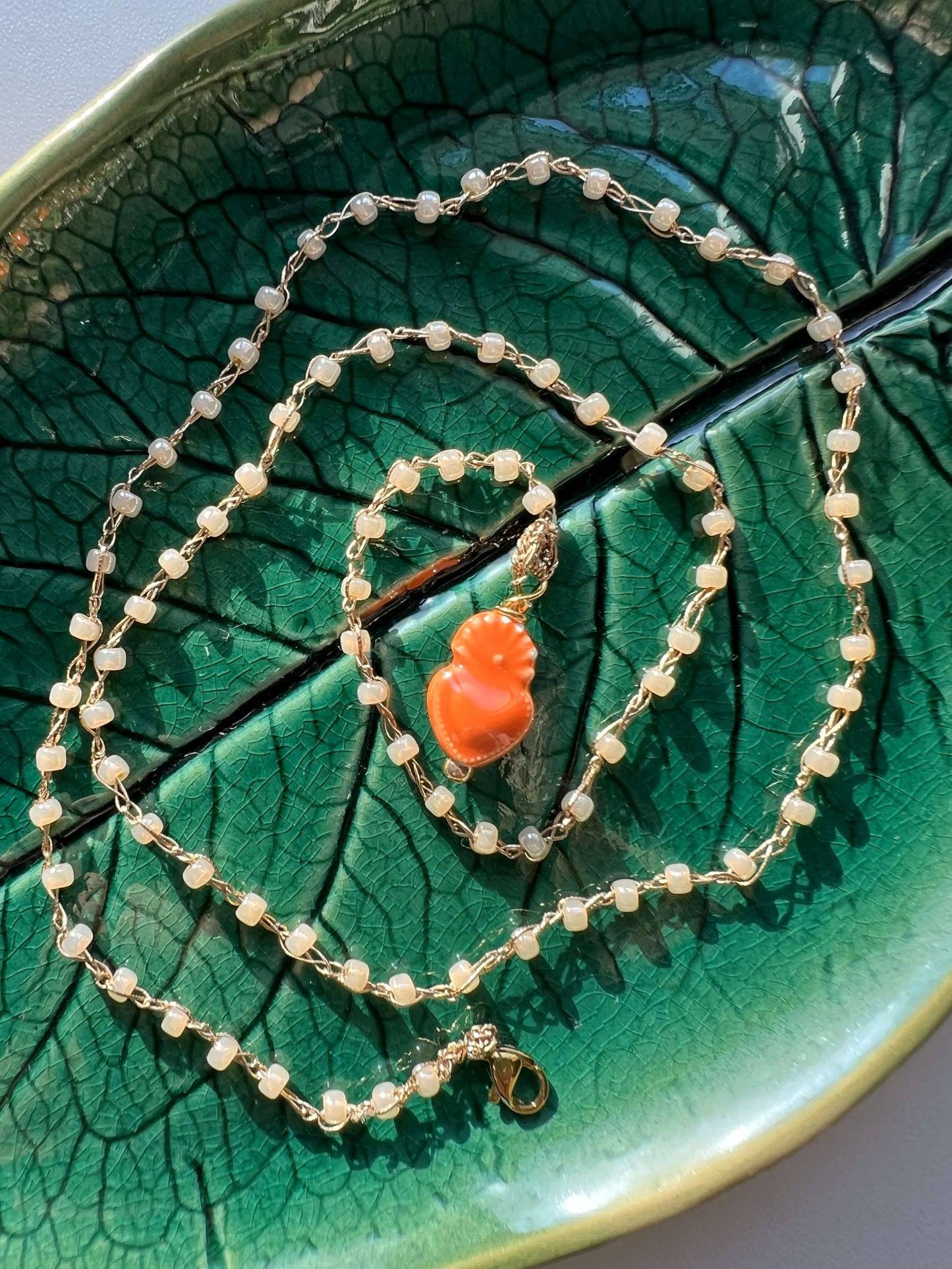 Collana cuore sacro in ceramica. Design leggero, linee essenziali e significato profondo.
