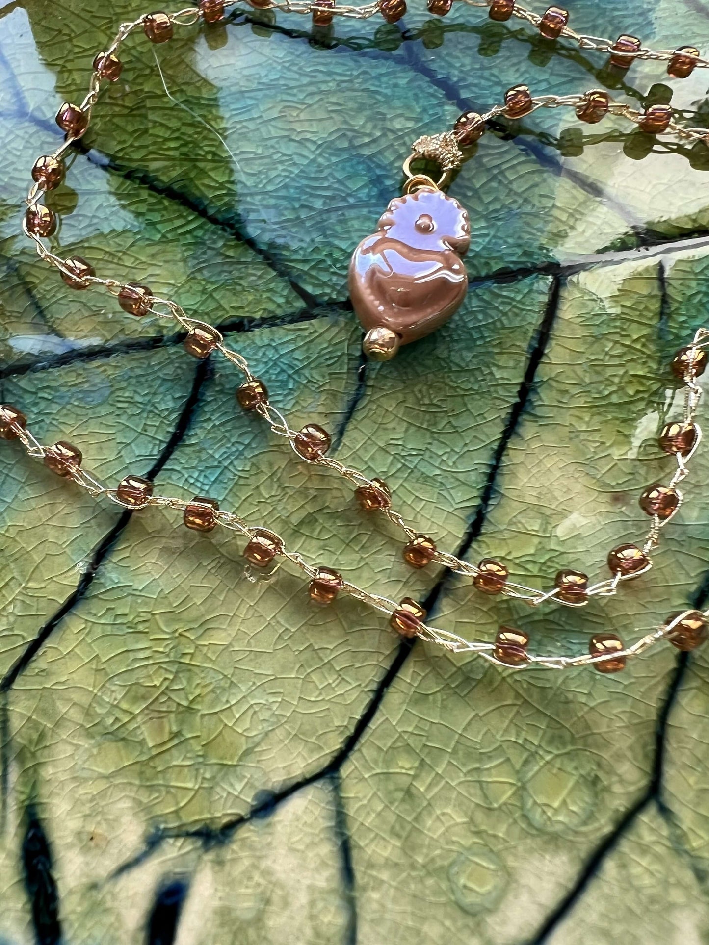 Collana artigianale con cuore sacro. Catenina leggera da 53 cm, ideale per uno stile essenziale e raffinato.